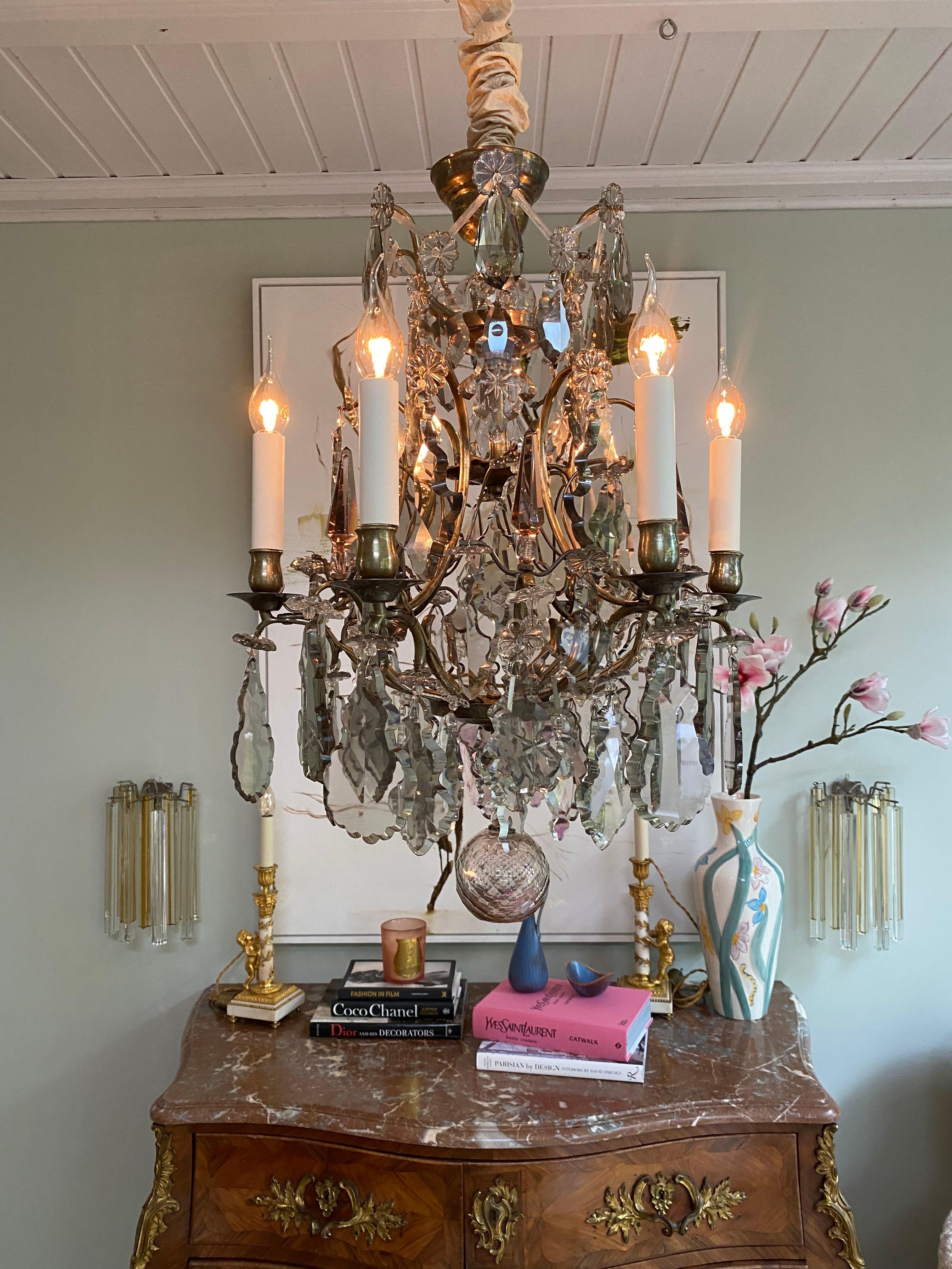 Early 20th century brass and crystal chandelier Sueco en venta