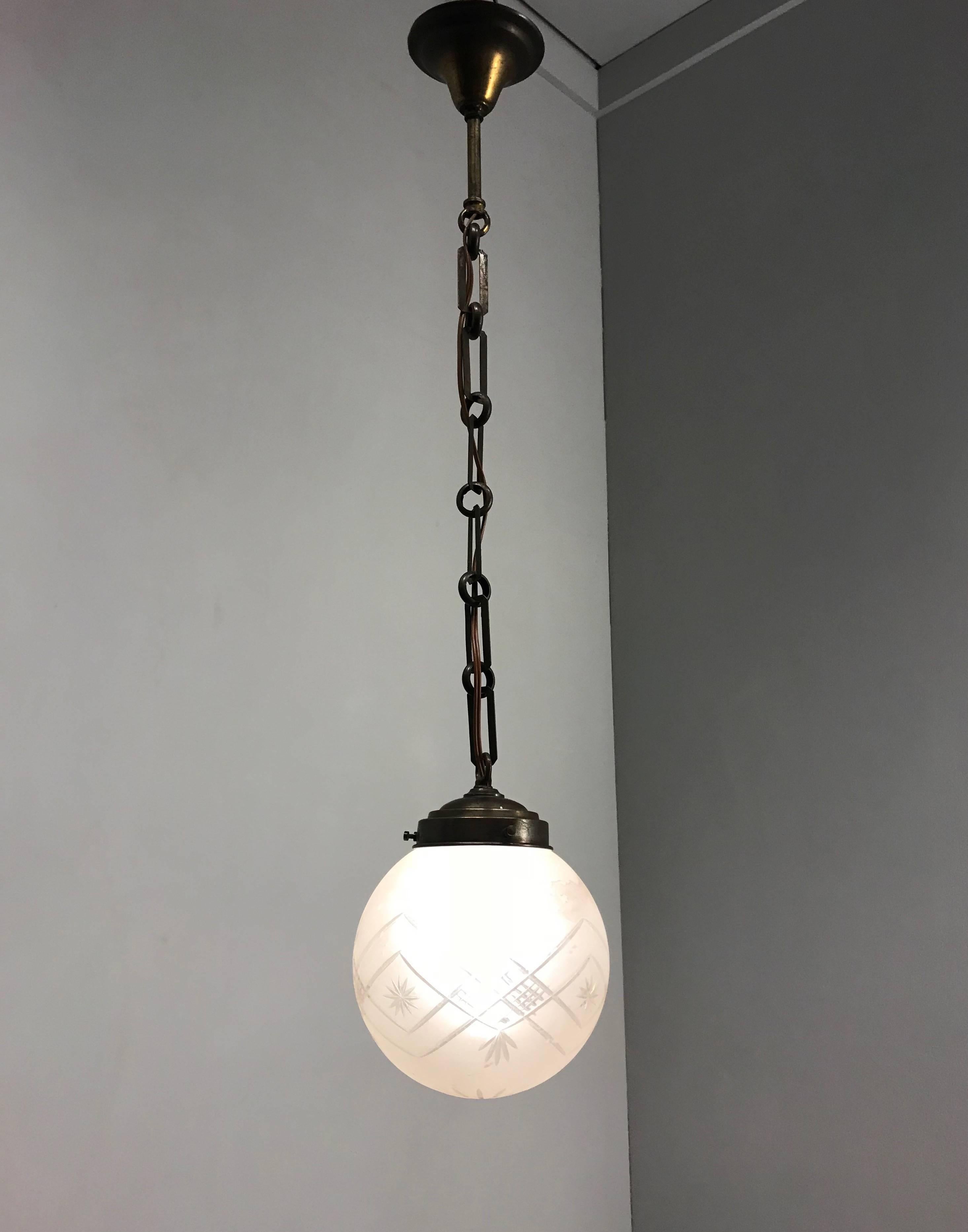 Good looking, practical and small size pendant. 

This stylish and handcrafted pendant is a joy to look at, both on and off. It is beautiful pendants such as this one that can create just the right atmosphere you are looking for. This particular