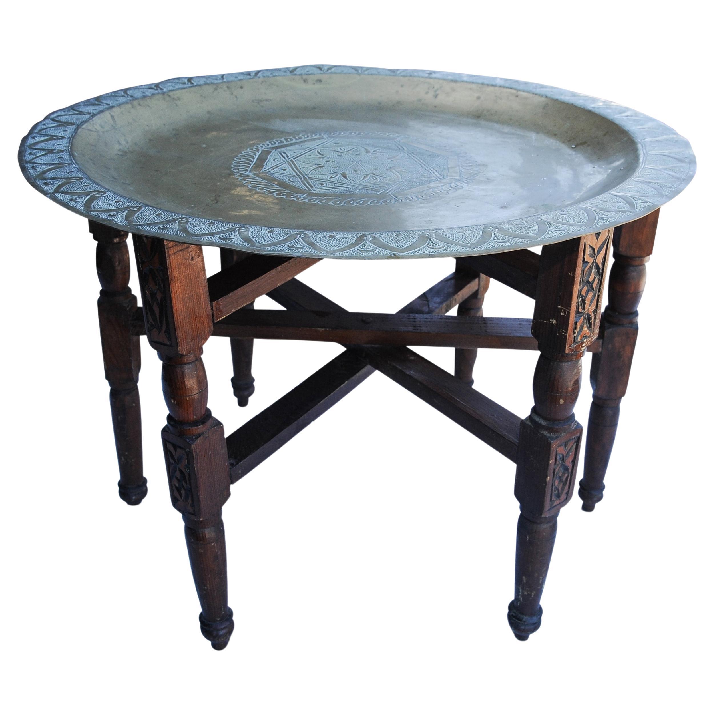 Teetisch aus Messing und Hartholz des 19. Jahrhunderts, verziert mit dekorativen Gravuren aus dem Nahen Osten. Das Tablett kann vom Rahmen abgehoben und separat verwendet werden. 

