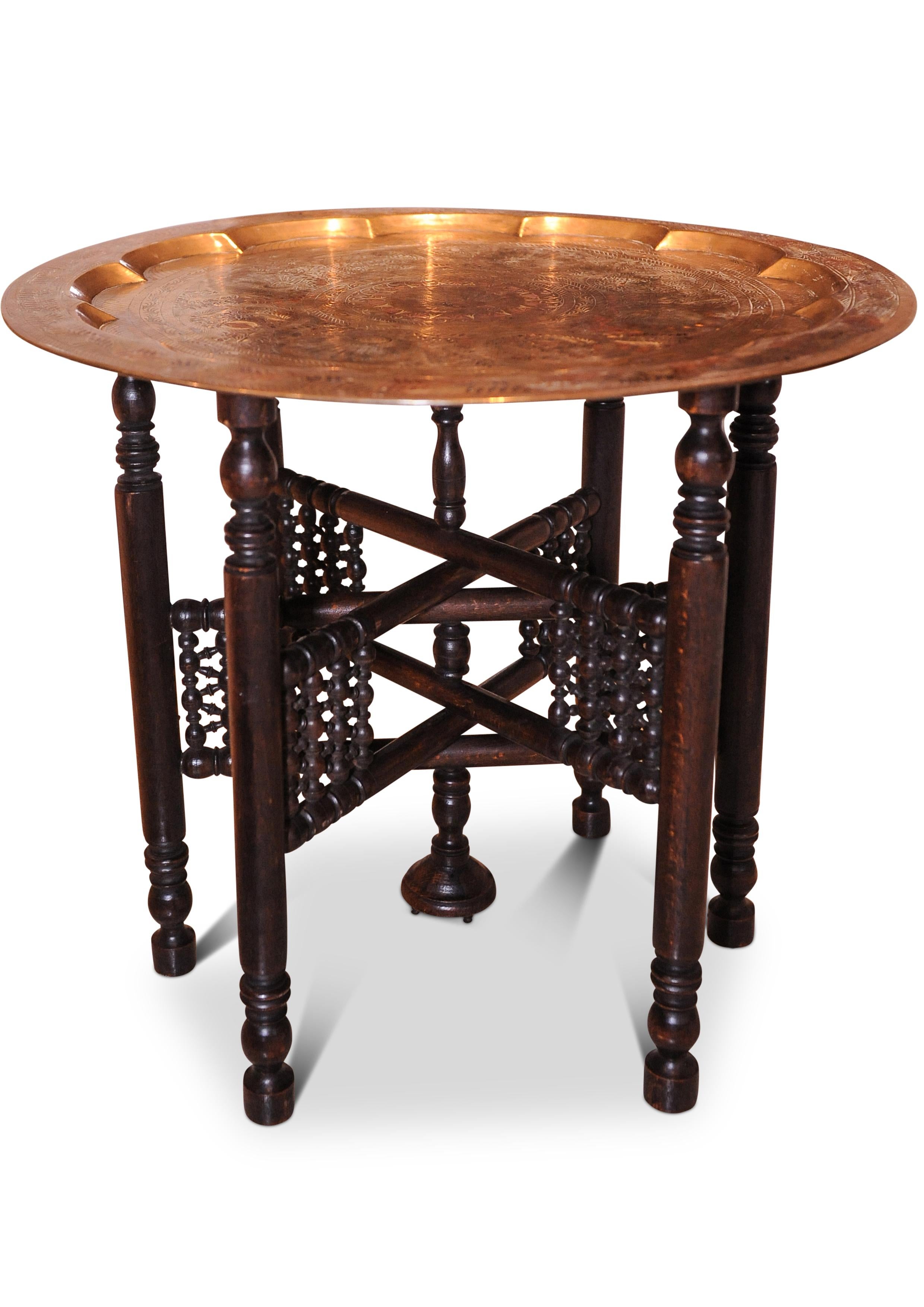 Bohème Table du Moyen-Orient en laiton et bois dur décorée de paons, début des années 1900 en vente