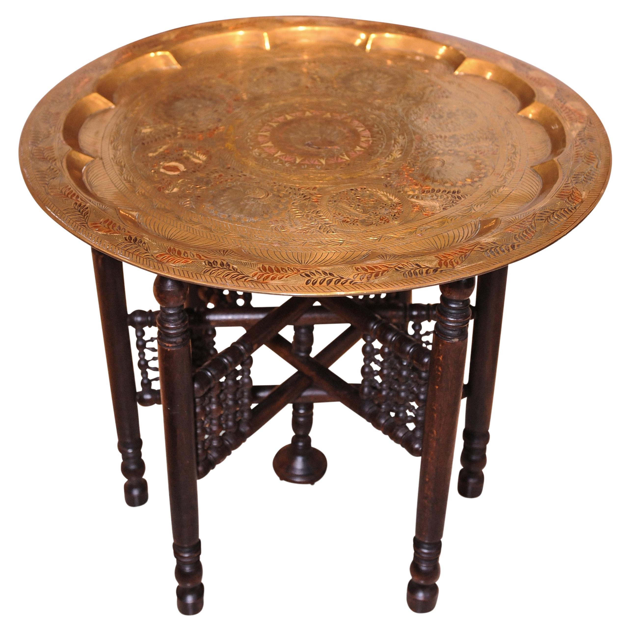 Table du Moyen-Orient en laiton et bois dur décorée de paons, début des années 1900