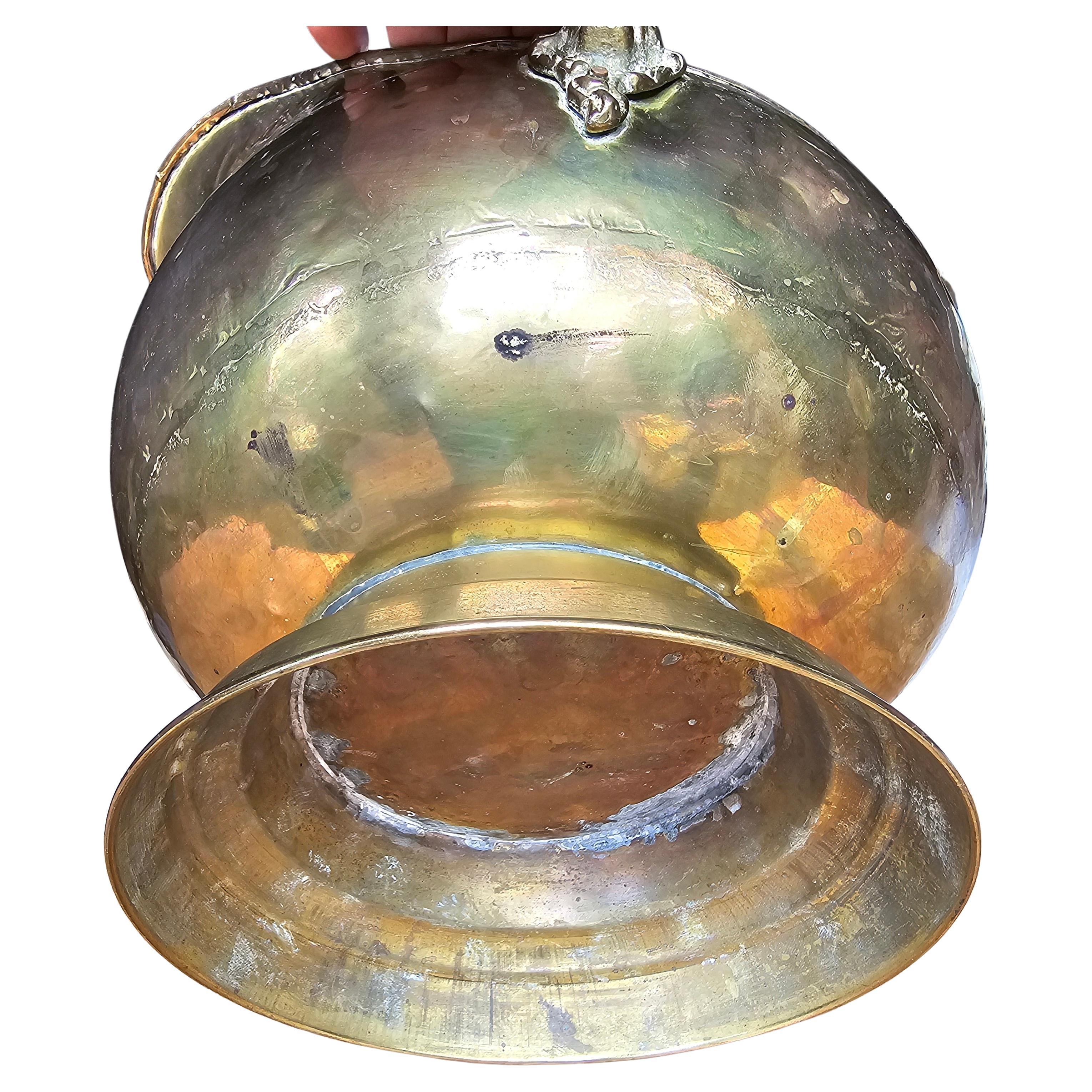 Neorinascimentale Scuttle per carbone a forma di elmo in ottone e porcellana dell'inizio del XX secolo in vendita