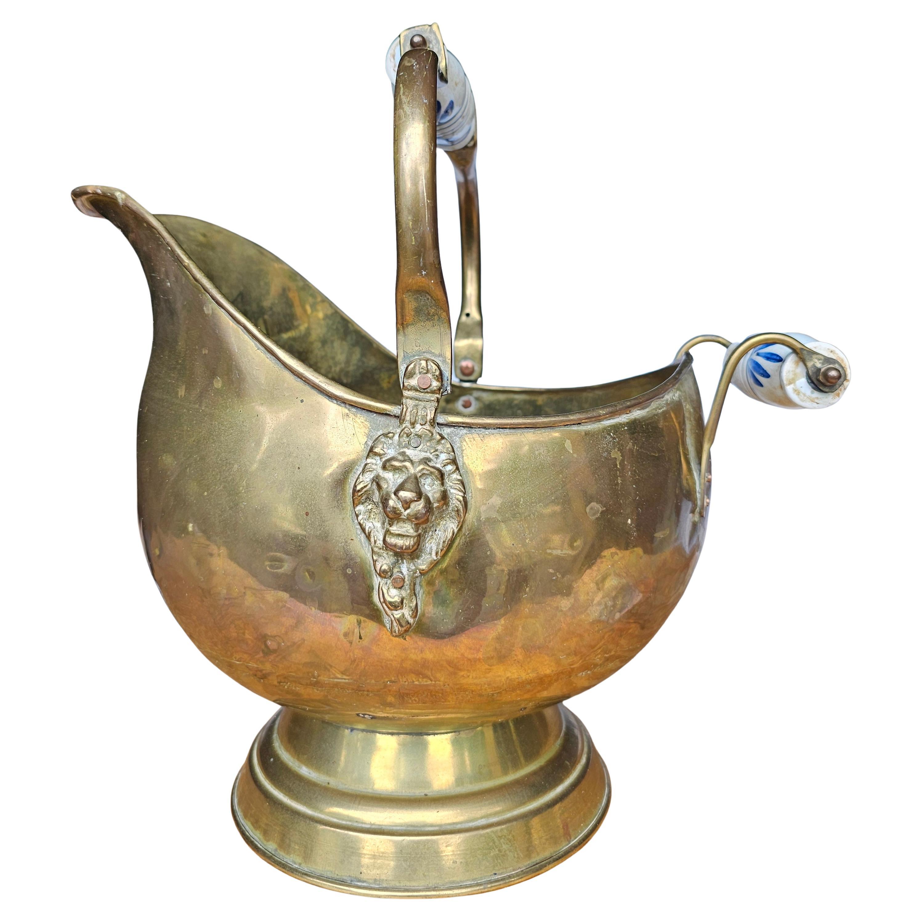 Sconosciuto Scuttle per carbone a forma di elmo in ottone e porcellana dell'inizio del XX secolo in vendita