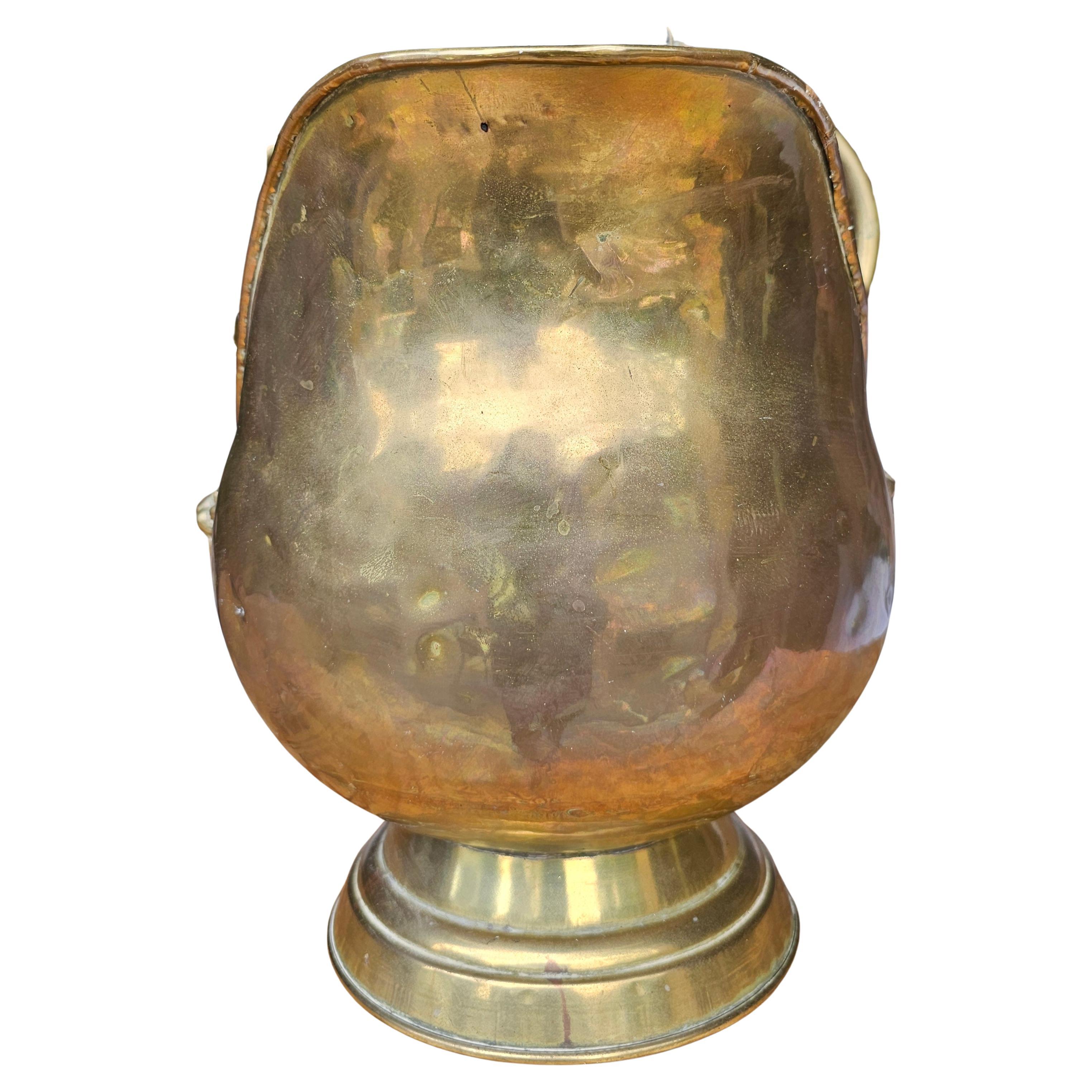 Ottone Scuttle per carbone a forma di elmo in ottone e porcellana dell'inizio del XX secolo in vendita