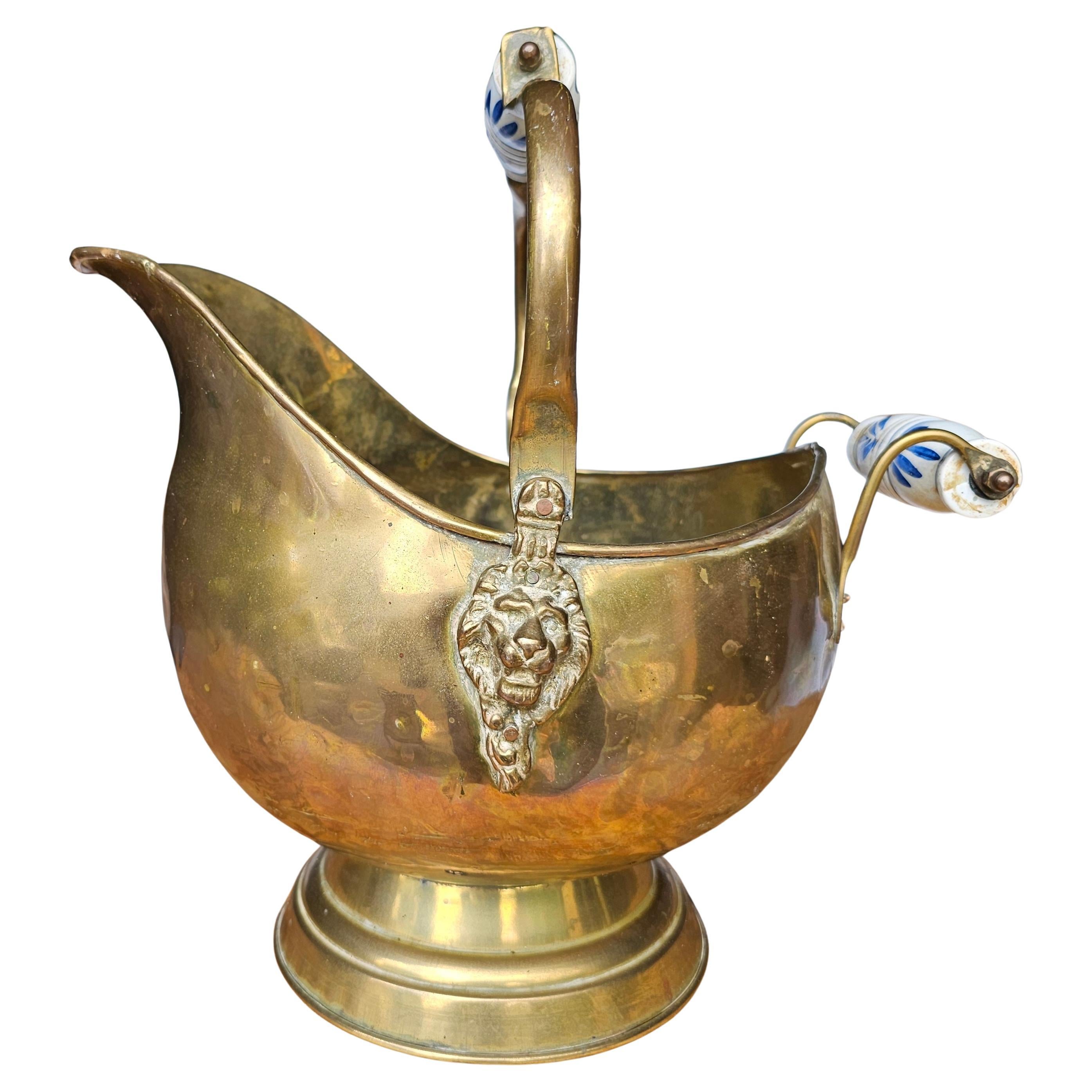 Scuttle per carbone a forma di elmo in ottone e porcellana dell'inizio del XX secolo in vendita 1