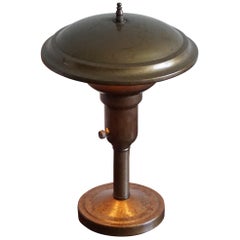 Lámpara Art Decó de sobremesa/escritorio de latón intemporal con una gran pátina circa 1915