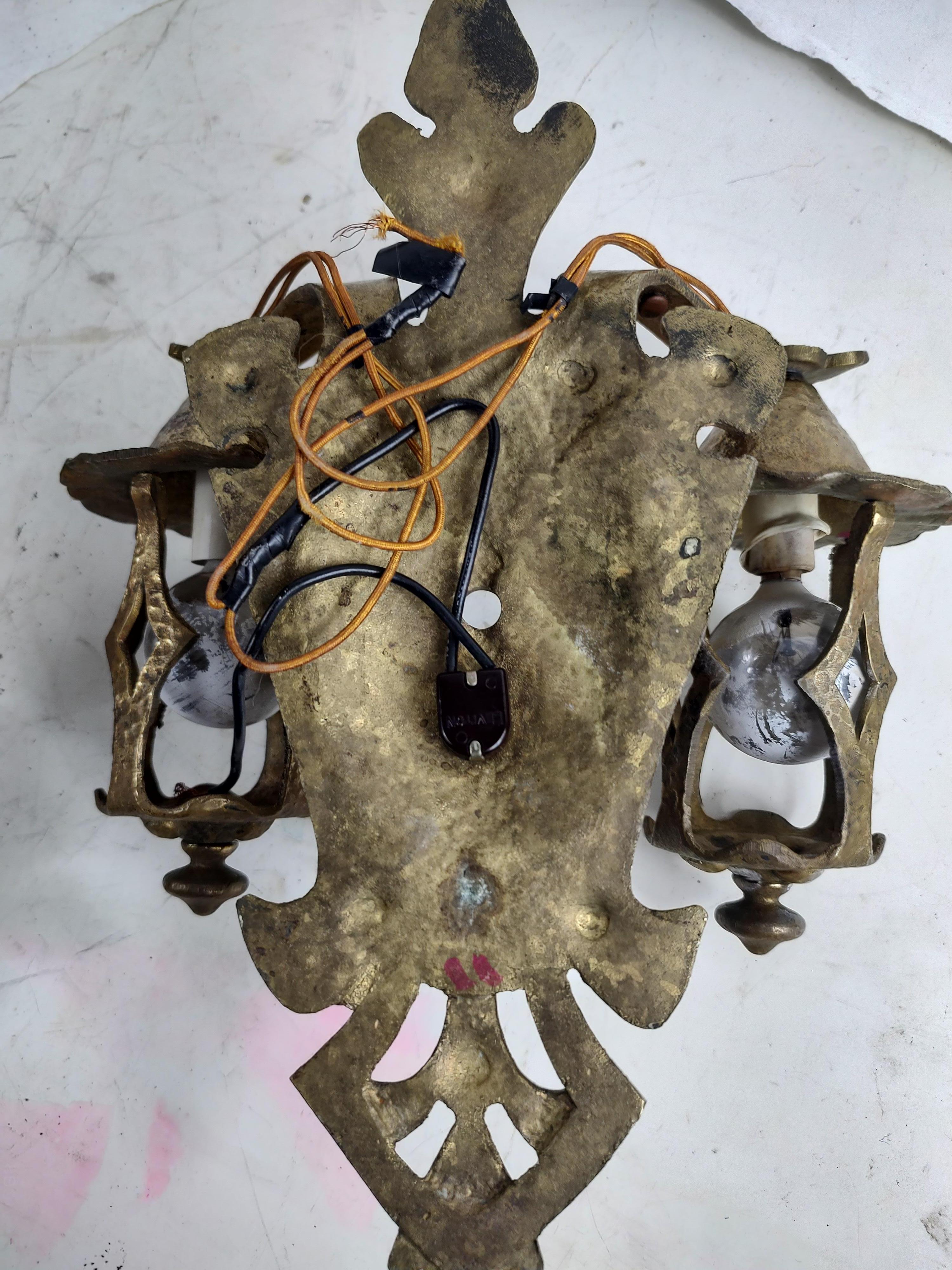 Early 20th Century Brass Arts & Crafts Hand-Hammered Wall Sconces  For Sale 2