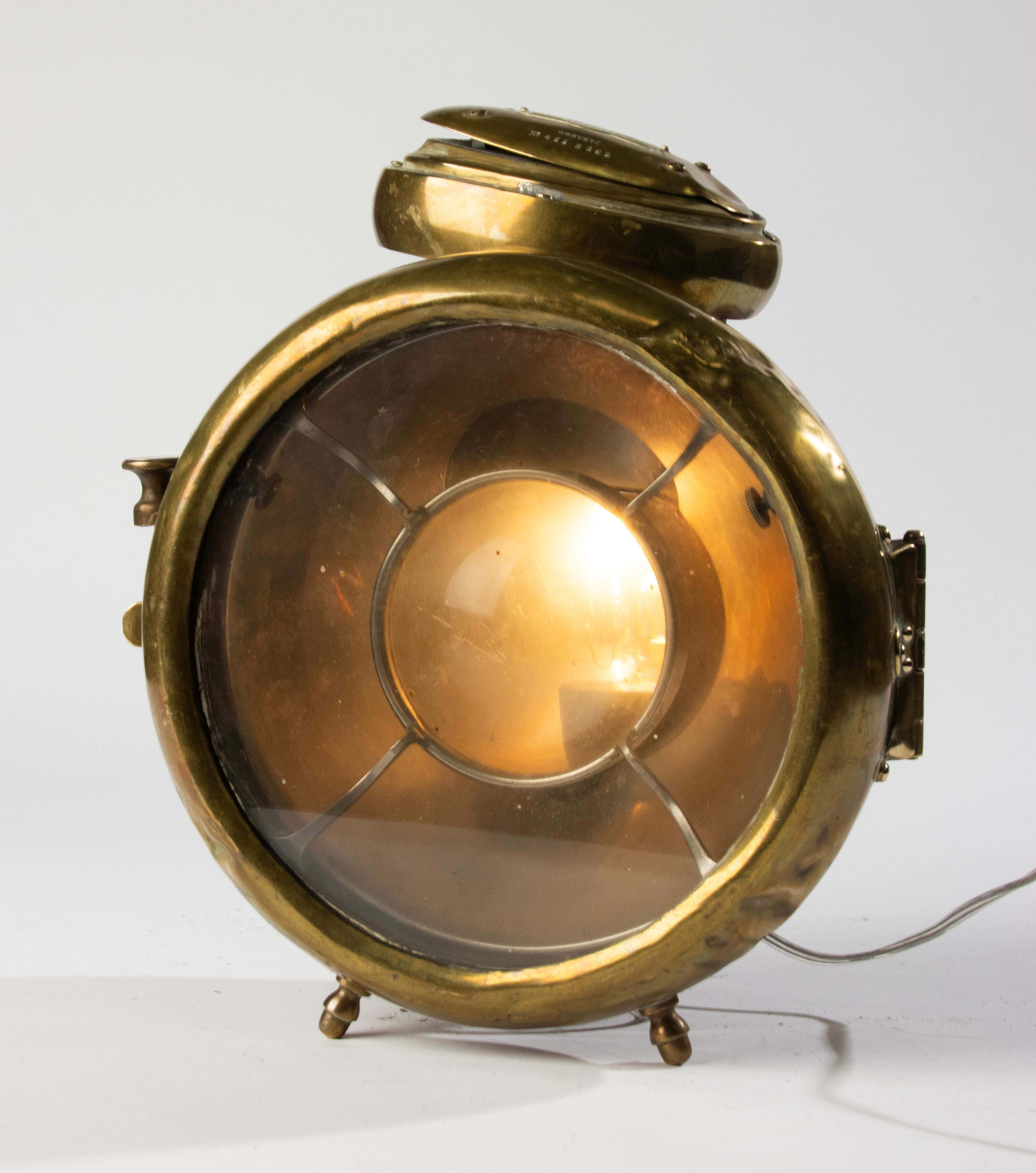 Preciosa lámpara antigua de cobre procedente de un barco, fabricada por la marca belga Willocq Bottin. 
Originalmente era una lámpara de gasolina.
La parte superior está ligeramente inclinada, es una chimenea para eliminar los humos del petróleo.
La