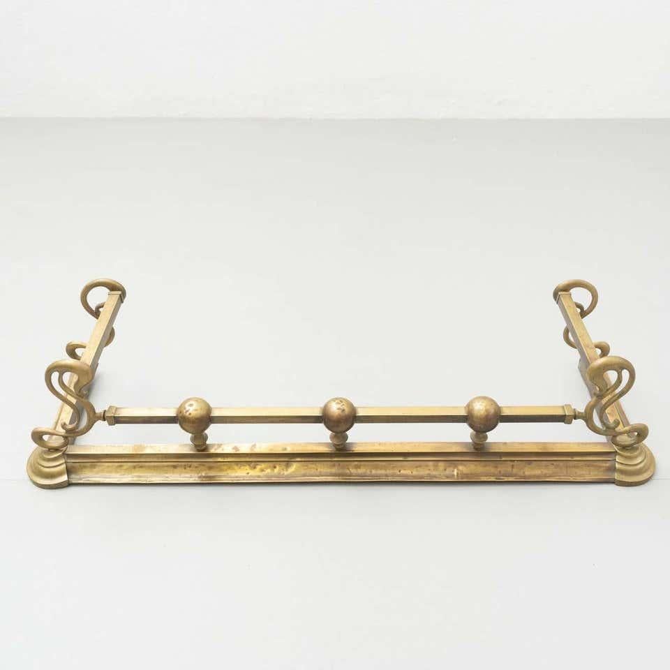 Early 20th century brass fireplace trim.
By unknown manufacturer from Spain.

In original condition, with minor wear consistent with age and use, preserving a beautiful patina.

Material:
Brass

Dimensions:
D 40 cm x W 136 cm x H 31 cm.