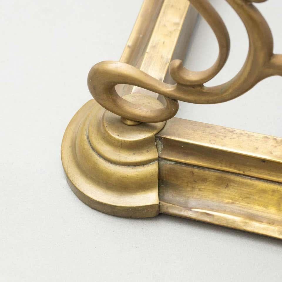 Embellecedor de latón para chimenea de principios del siglo XX en venta 1
