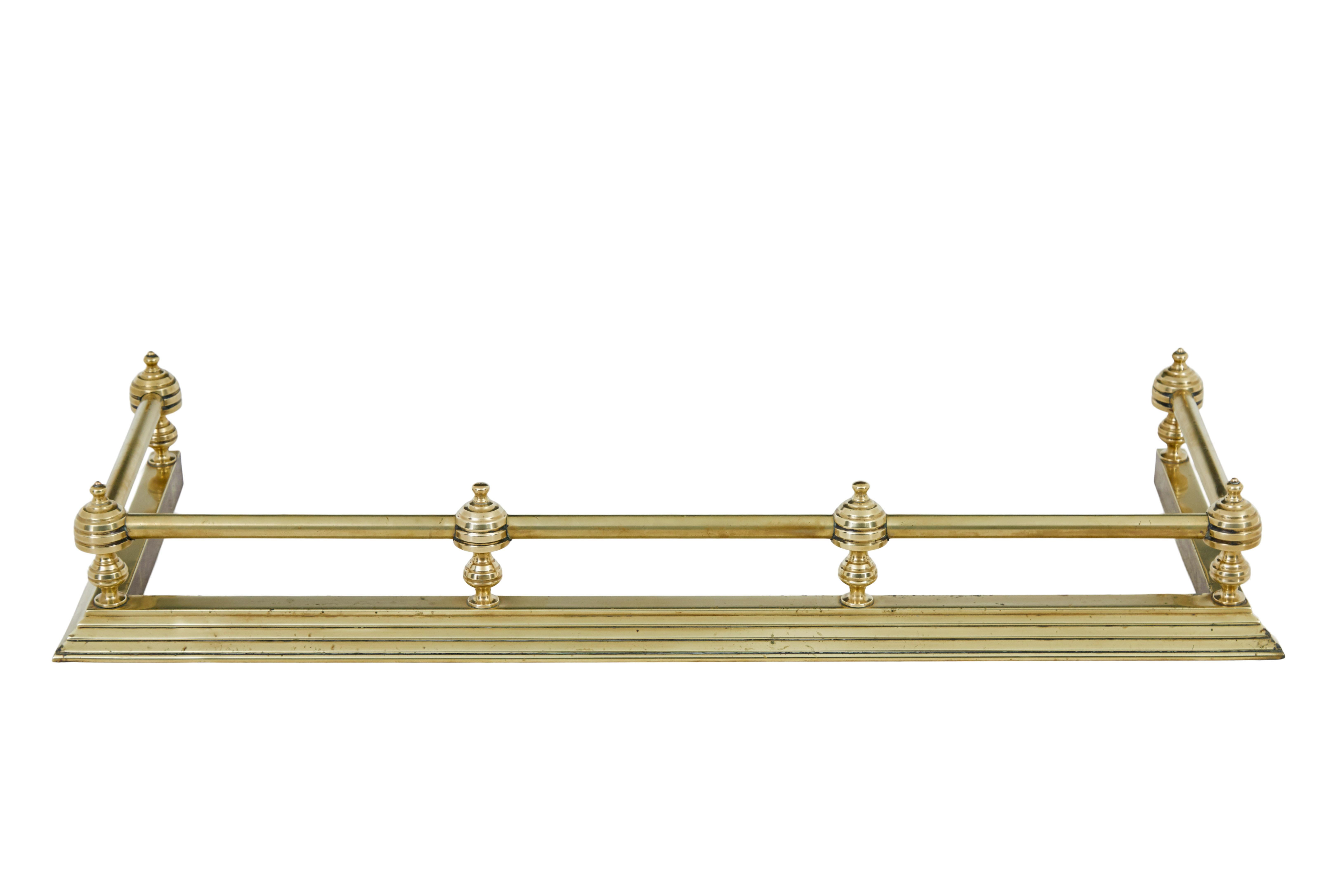 Parafuoco in ottone dei primi del Novecento, circa 1900.

Elegante e semplice parafango in ottone.  6 terminali torniti collegati da tubi che formano una forma rettangolare aperta.  In piedi su un basamento a gradini.

Misura interna: 42
