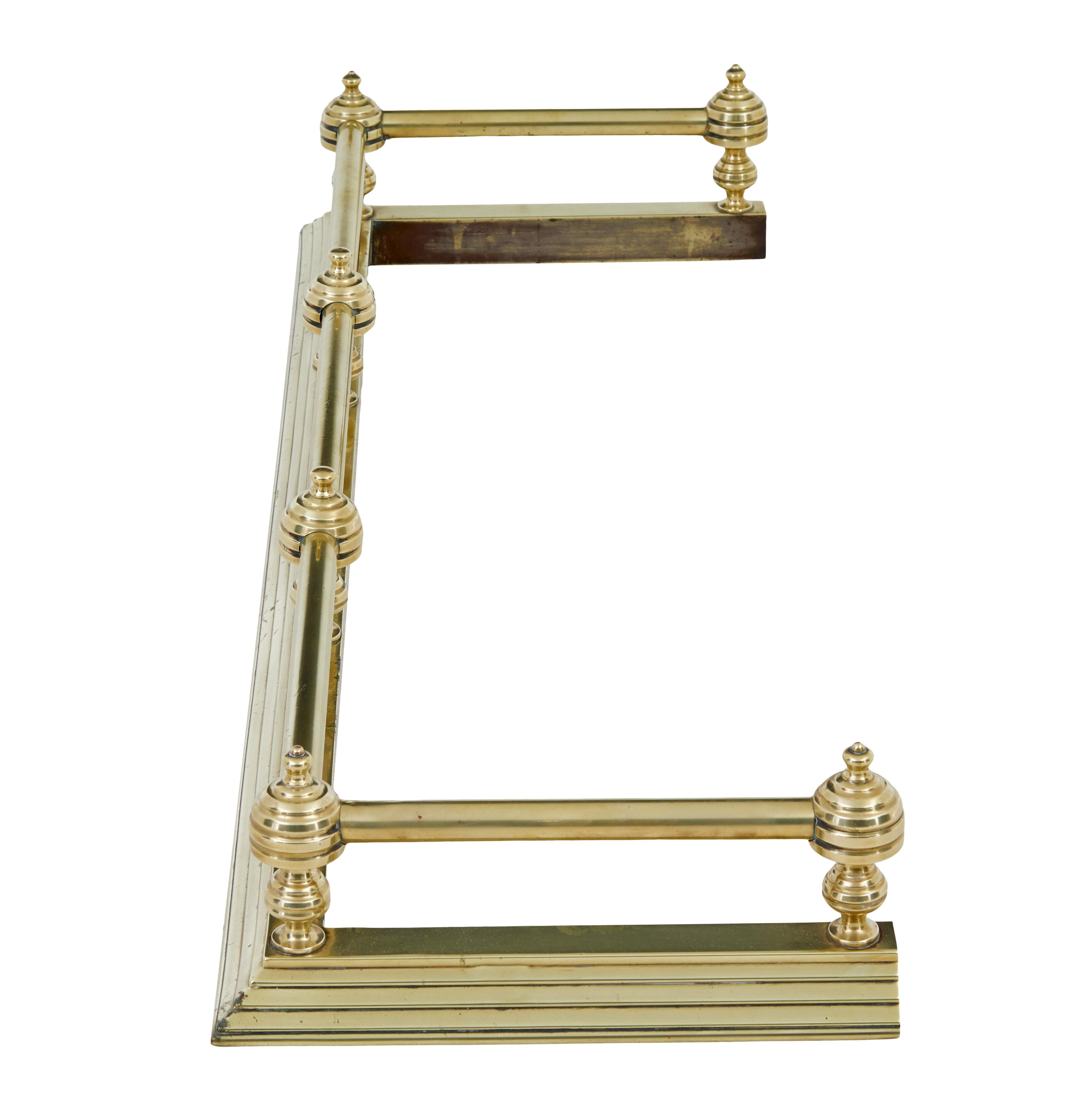 Vittoriano Early 20th century brass fireside fender in vendita