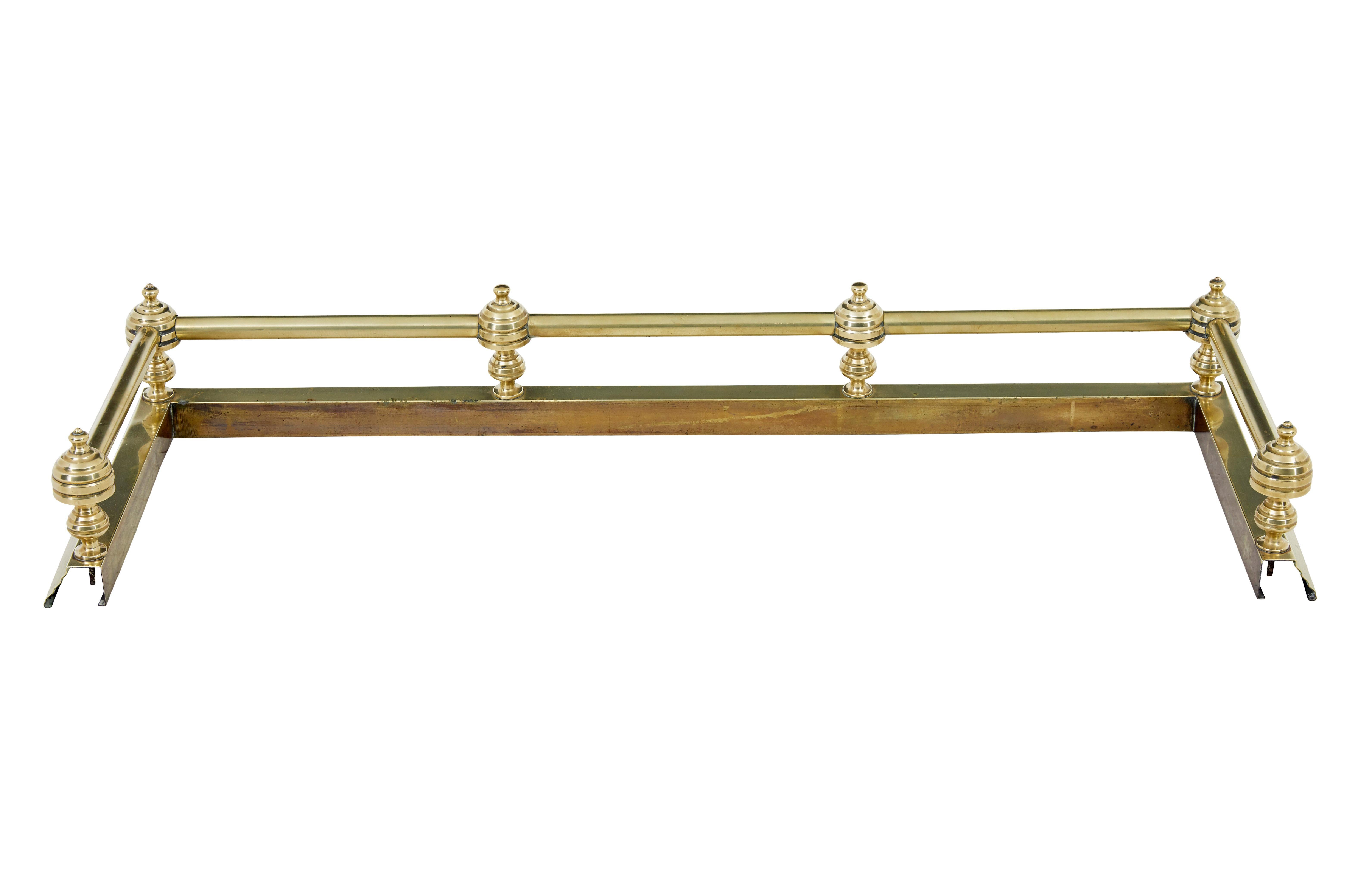 Inglese Early 20th century brass fireside fender in vendita