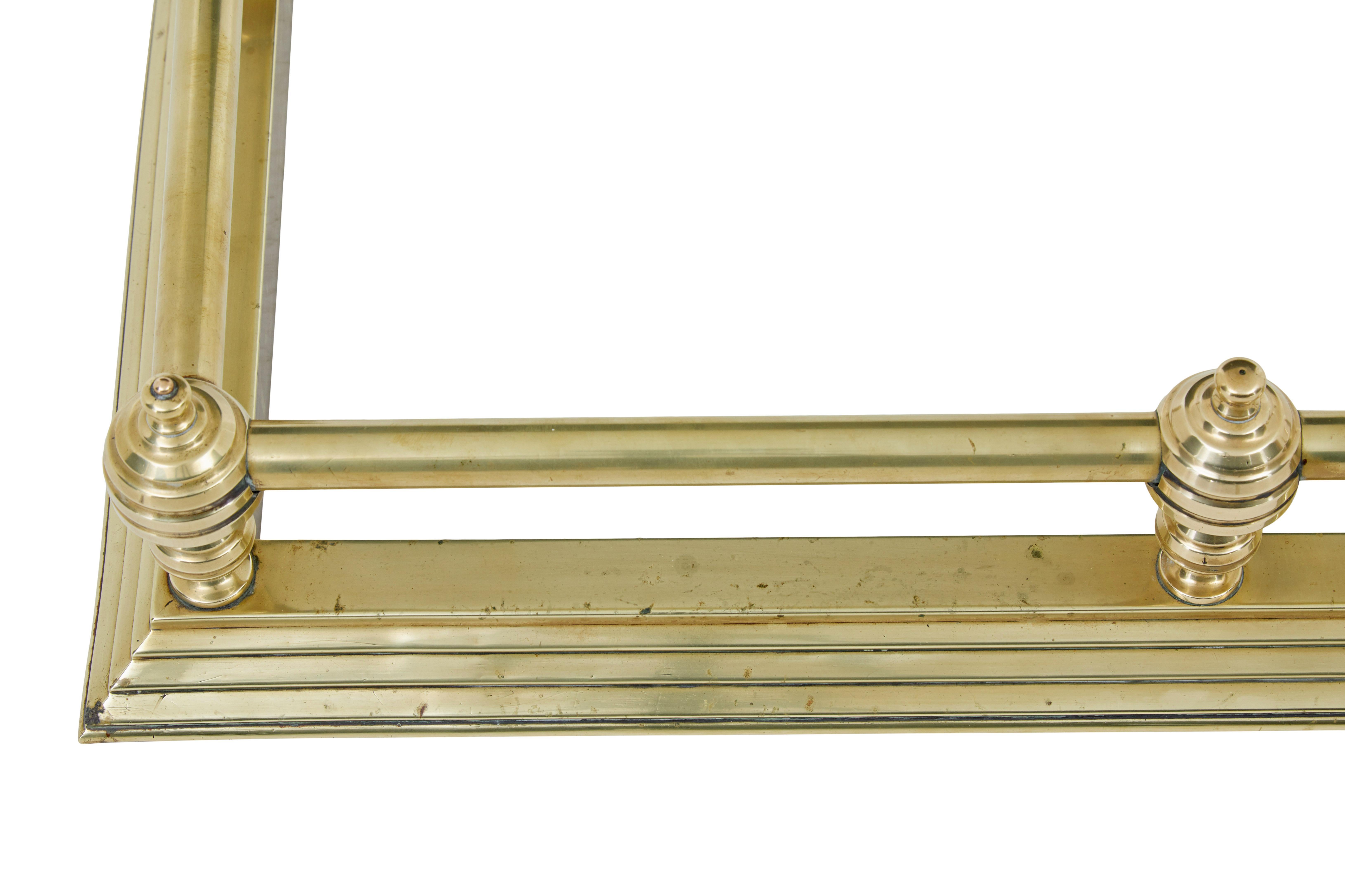 Fatto a mano Early 20th century brass fireside fender in vendita