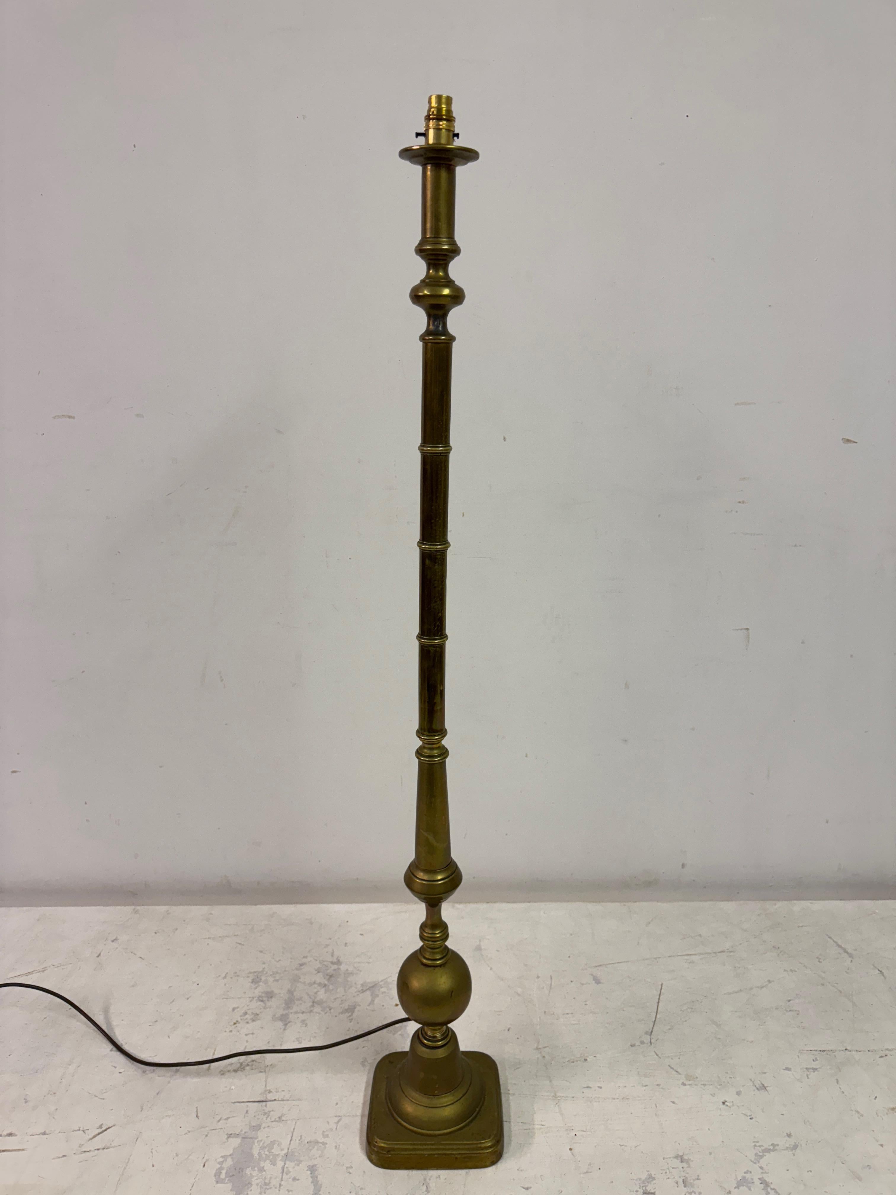 Lampadaire en laiton du début du 20e siècle en vente 3