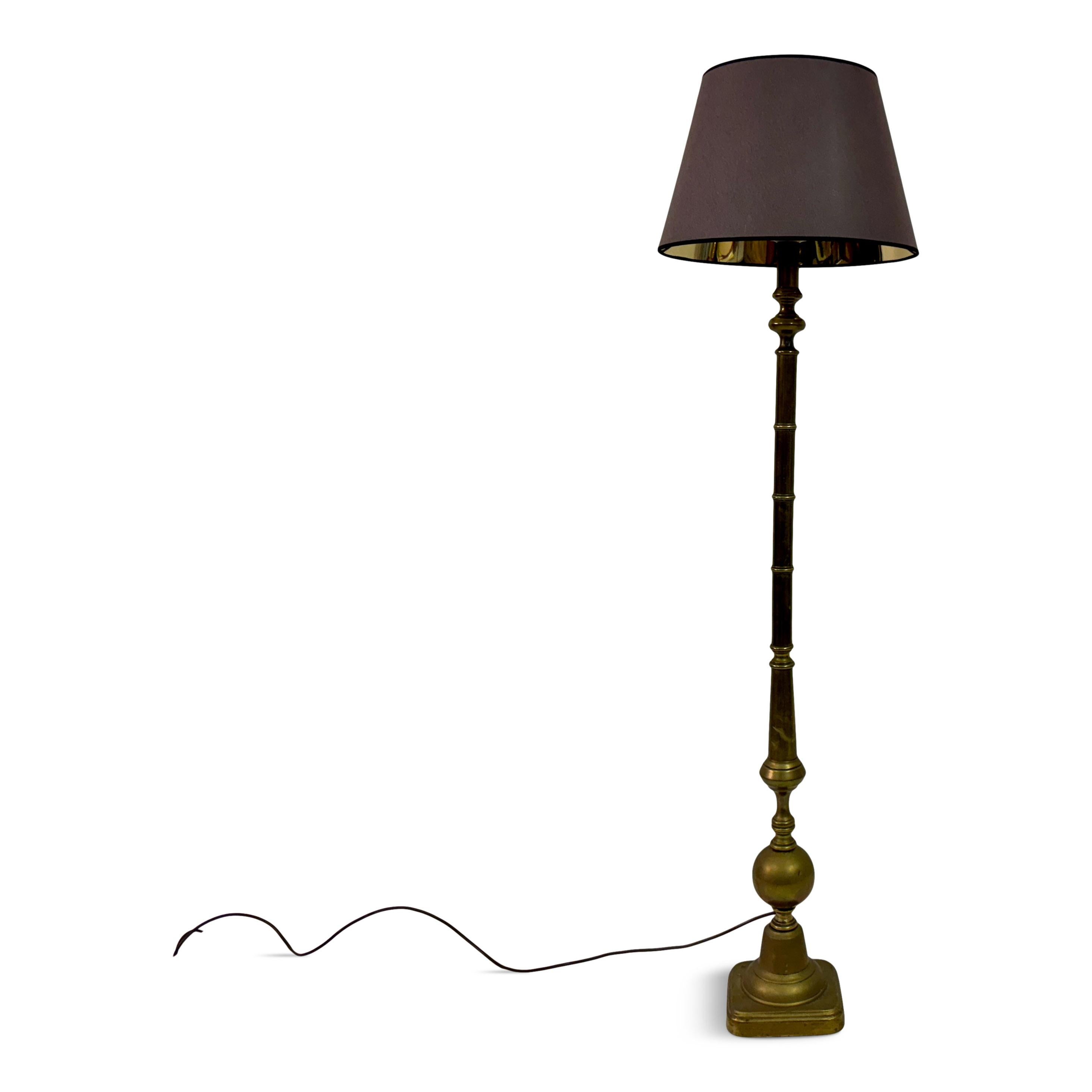 Lampadaire en laiton.

Élégamment posé, ce lampadaire en laiton s'inspire de la forme classique du chandelier, avec une colonne gracieusement étagée aux détails subtils. La patine chaude du laiton renforce son attrait intemporel et lui confère une