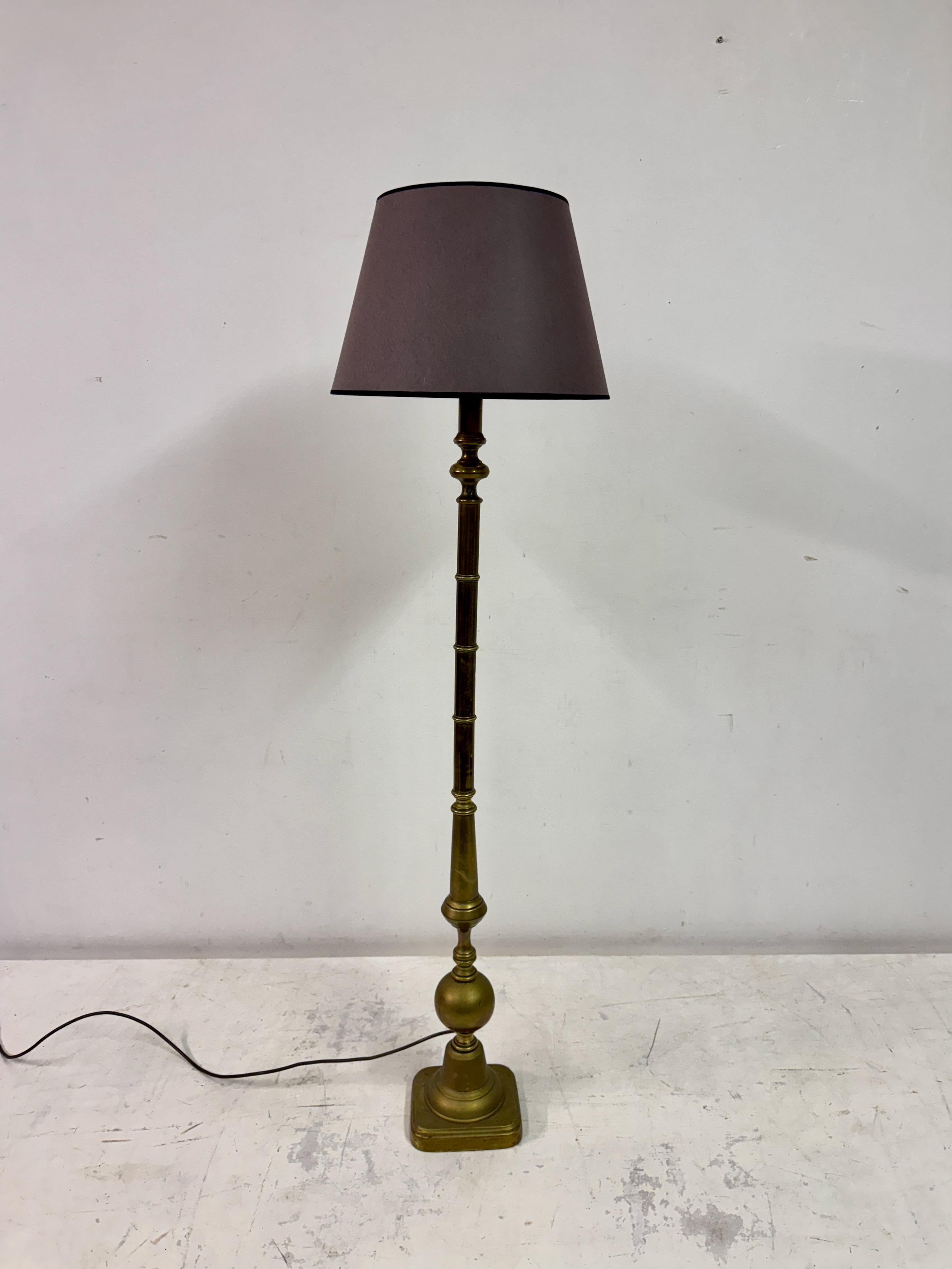 Néo-gothique Lampadaire en laiton du début du 20e siècle en vente
