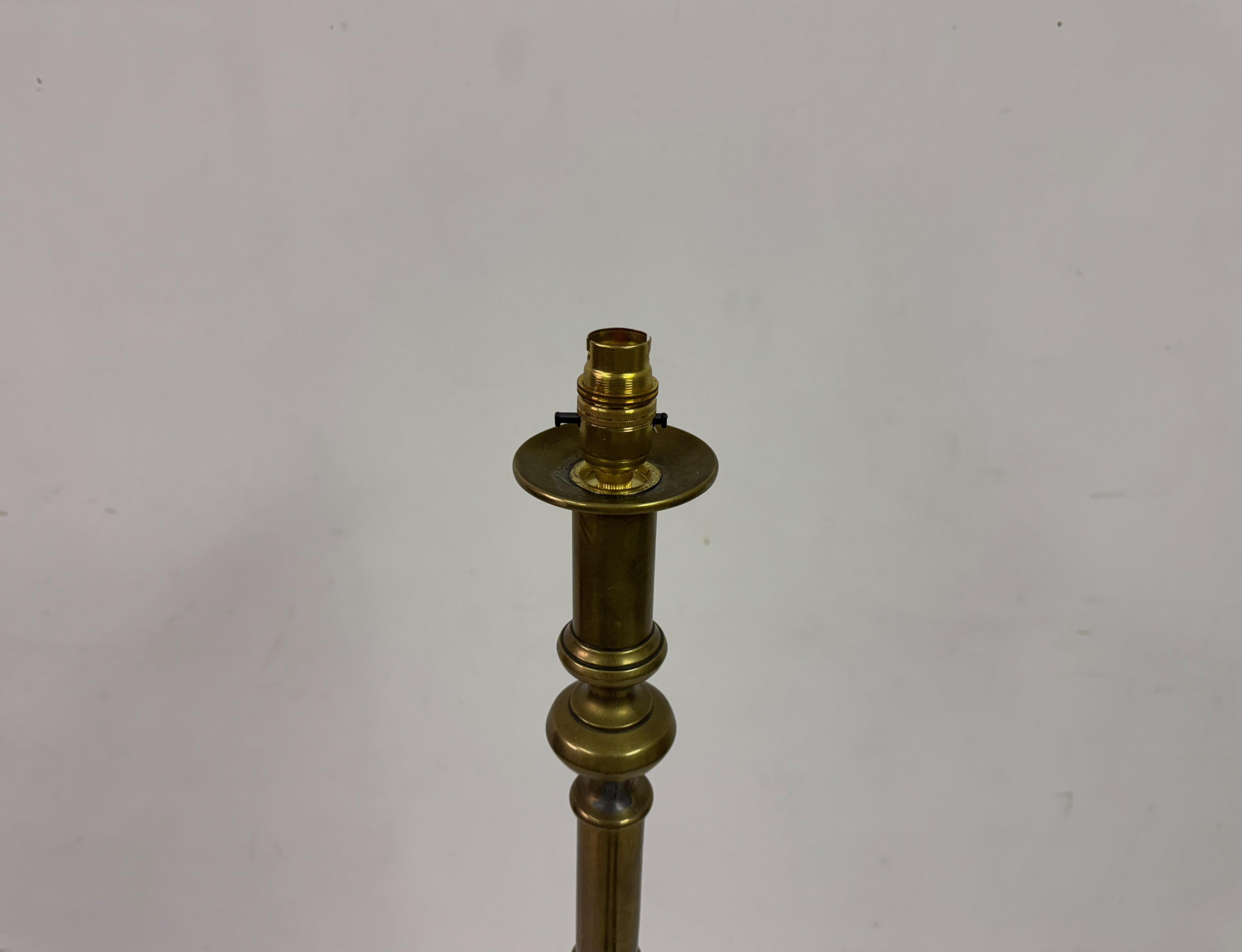 Lampadaire en laiton du début du 20e siècle en vente 2