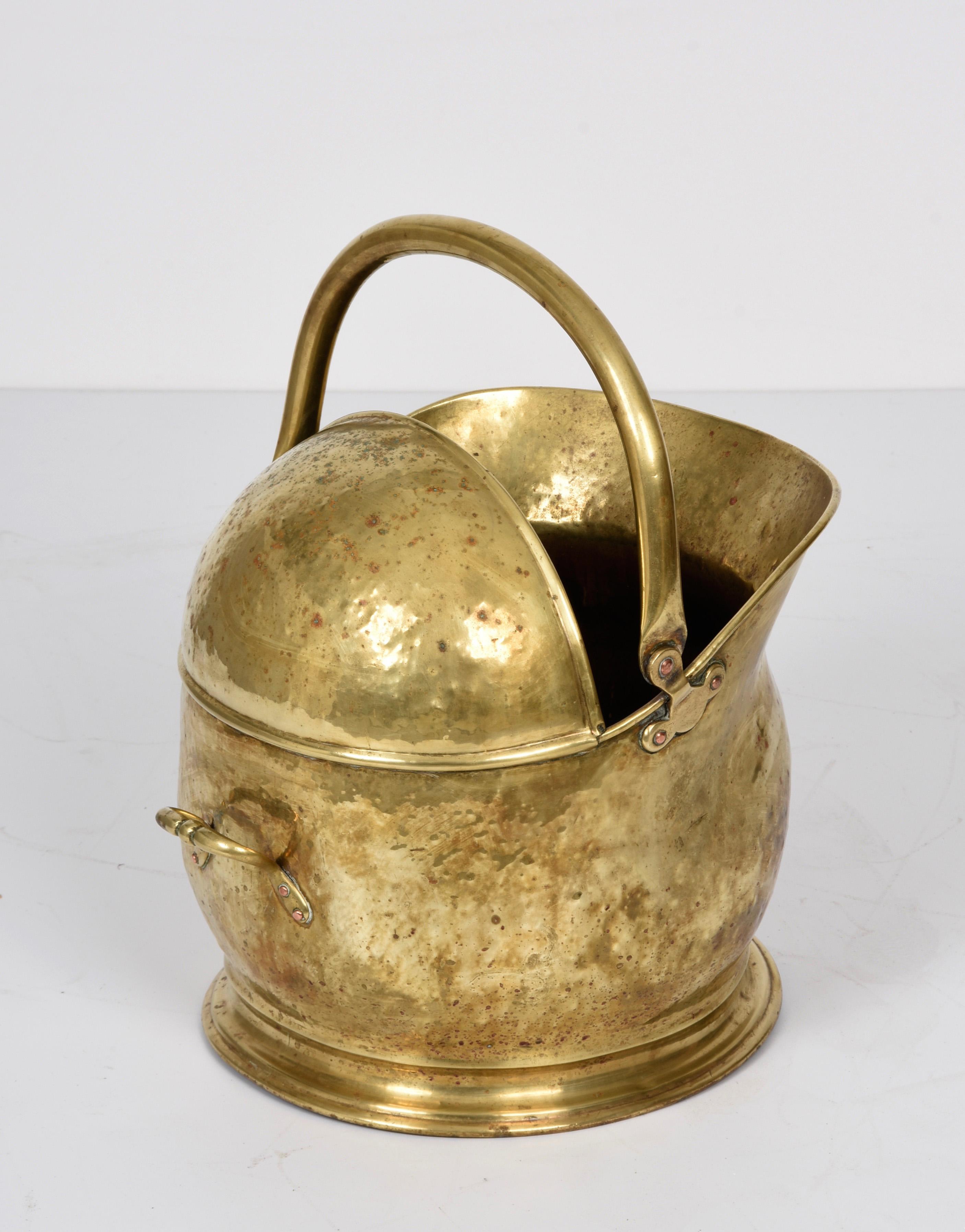 Helmet-shaped brass coal bucket from the early 1900s, Italy, 1930s In Good Condition In Roma, IT