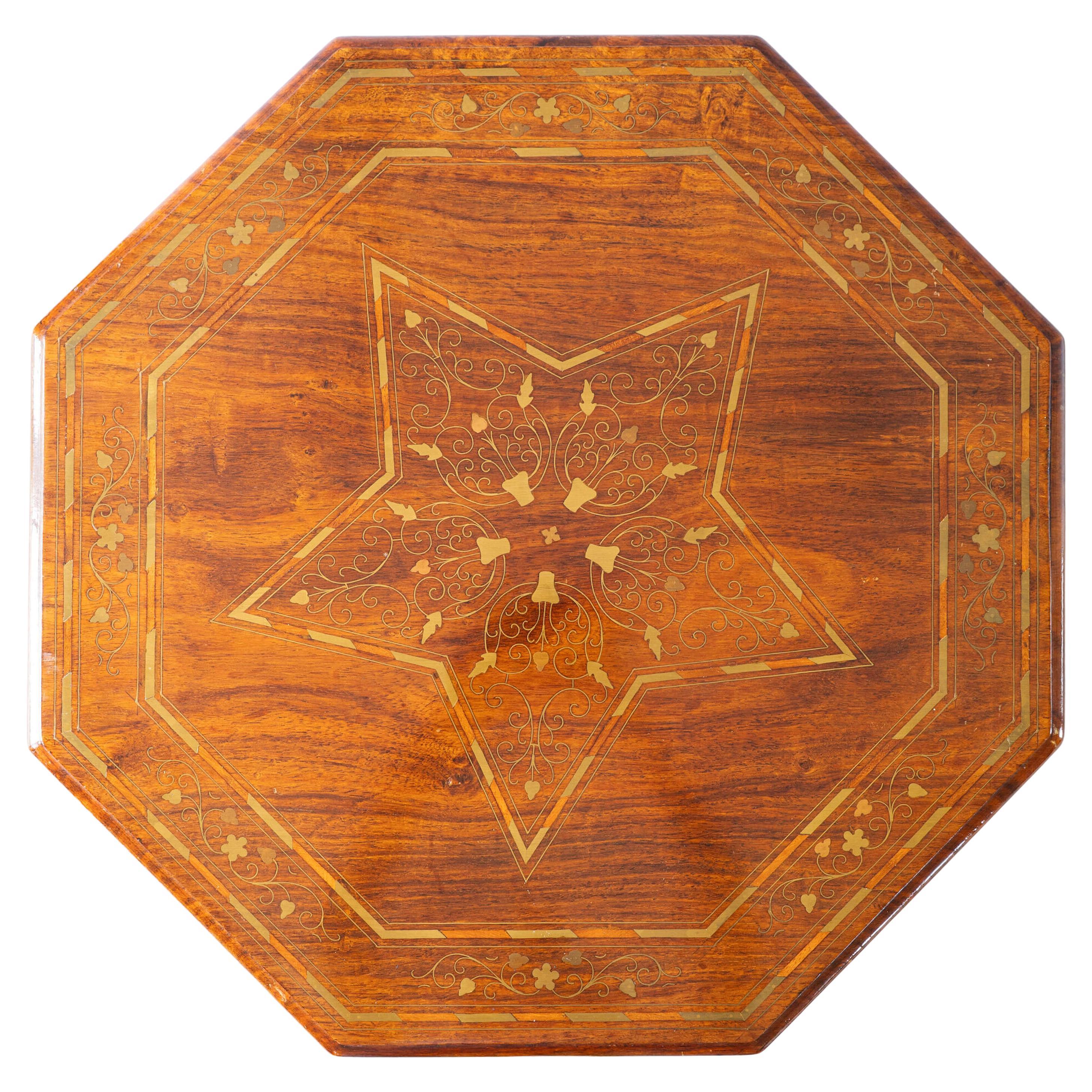 Table d'appoint octogonale Hoshiarpur en bois dur.
Dessus en incrustation de laiton (sans perte) et côtés sculptés de façon complexe.

Inde, vers 1940.

Hauteur - 56,5 cm
Diamètre - 55,5 cm
Veuillez envoyer un message si vous avez besoin de plus