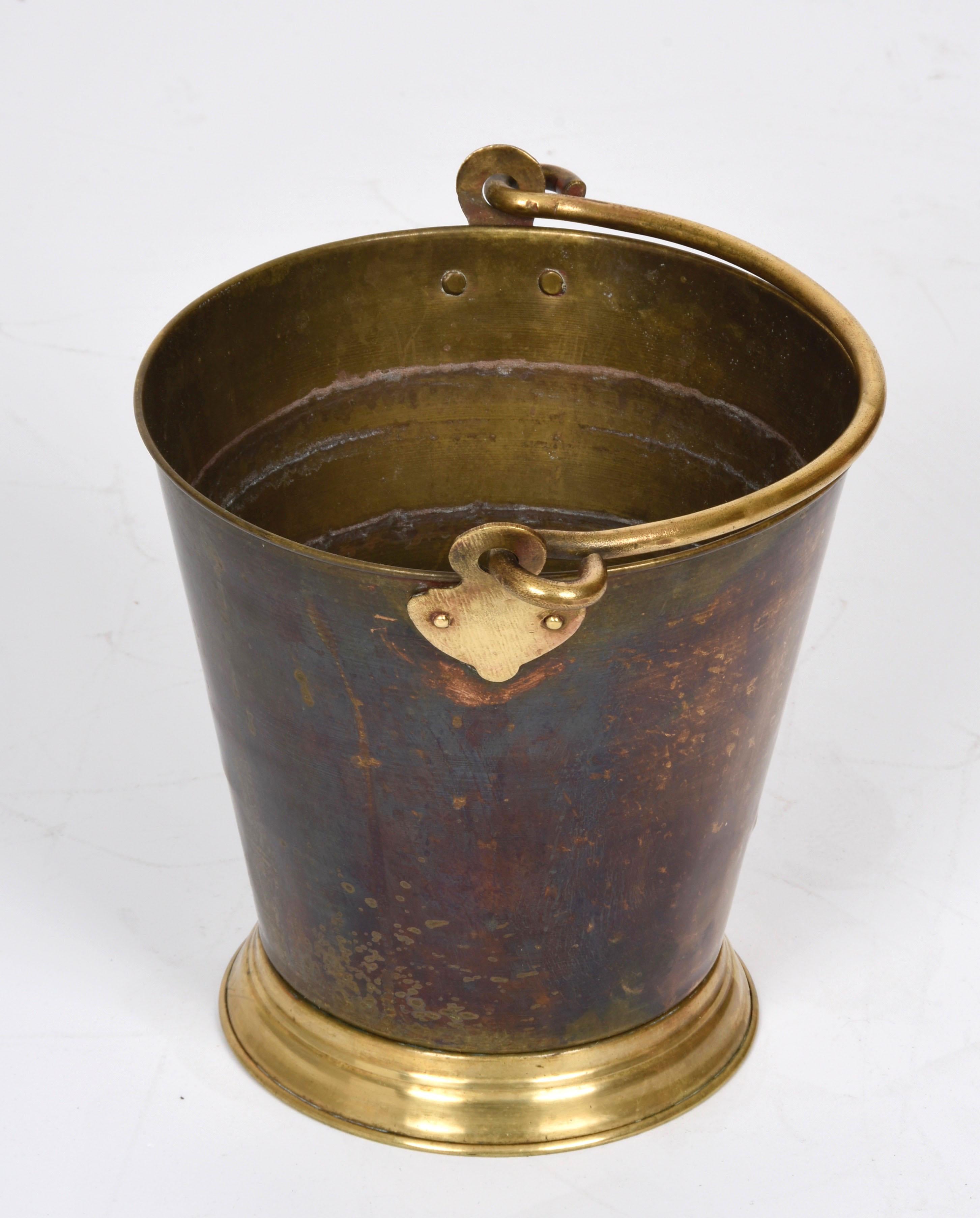 Amazing solid brass ice bucket with heavy handle. This marvellous piece was designed in Italy during the 1930s.

The v-shape of this bucket is absolutely astonishing and completed perfectly by the soft lines of the handle.

Perfect to complete a