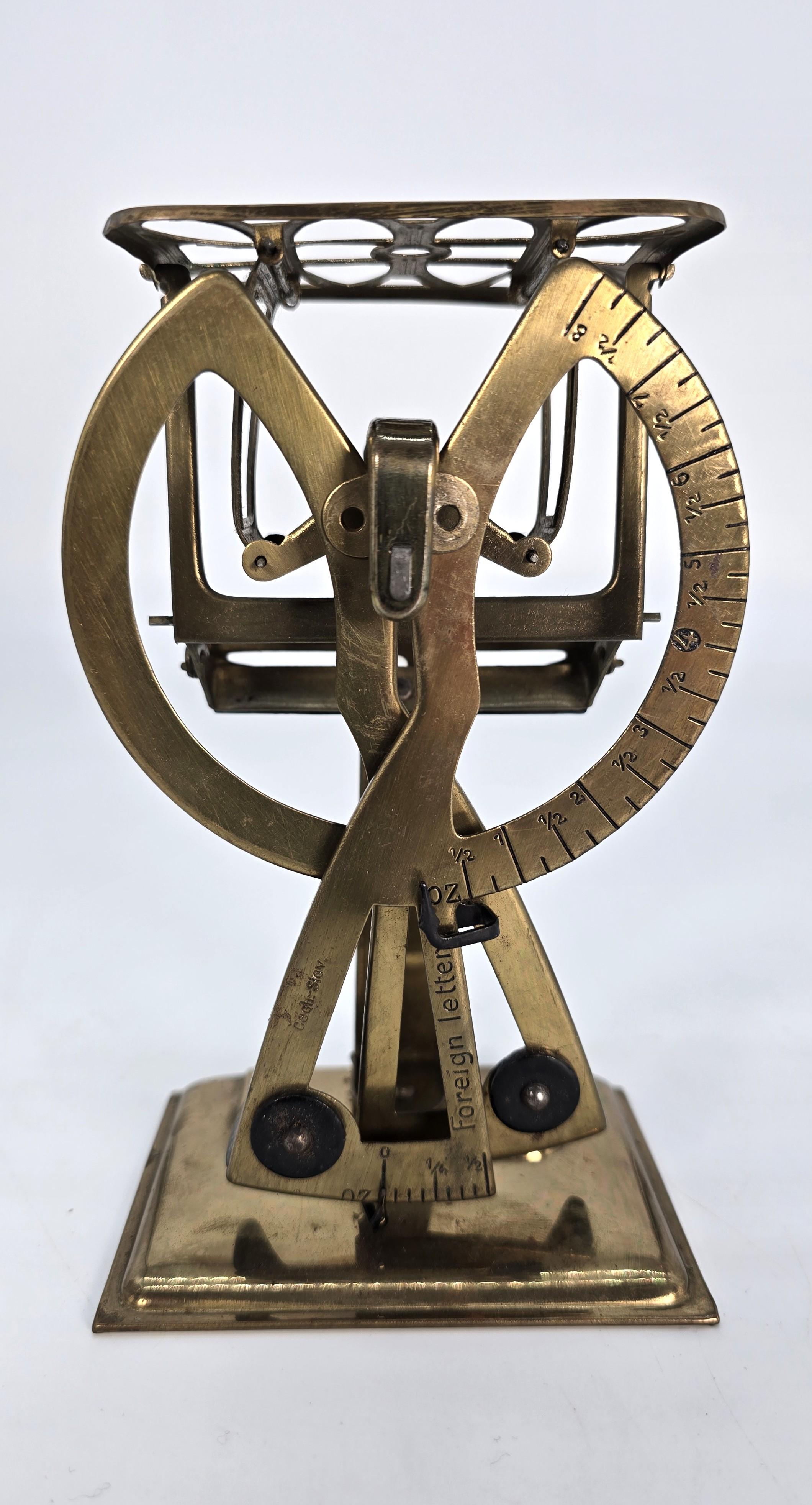 Cet ensemble inhabituel de pèse-lettres postaux est très attrayant. Elles sont fabriquées en laiton et dotées d'un mouvement de balancier en porte-à-faux compliqué. Ils sont estampillés pour la fabrication en Tchécoslovaquie.

Ils sont utilisés pour