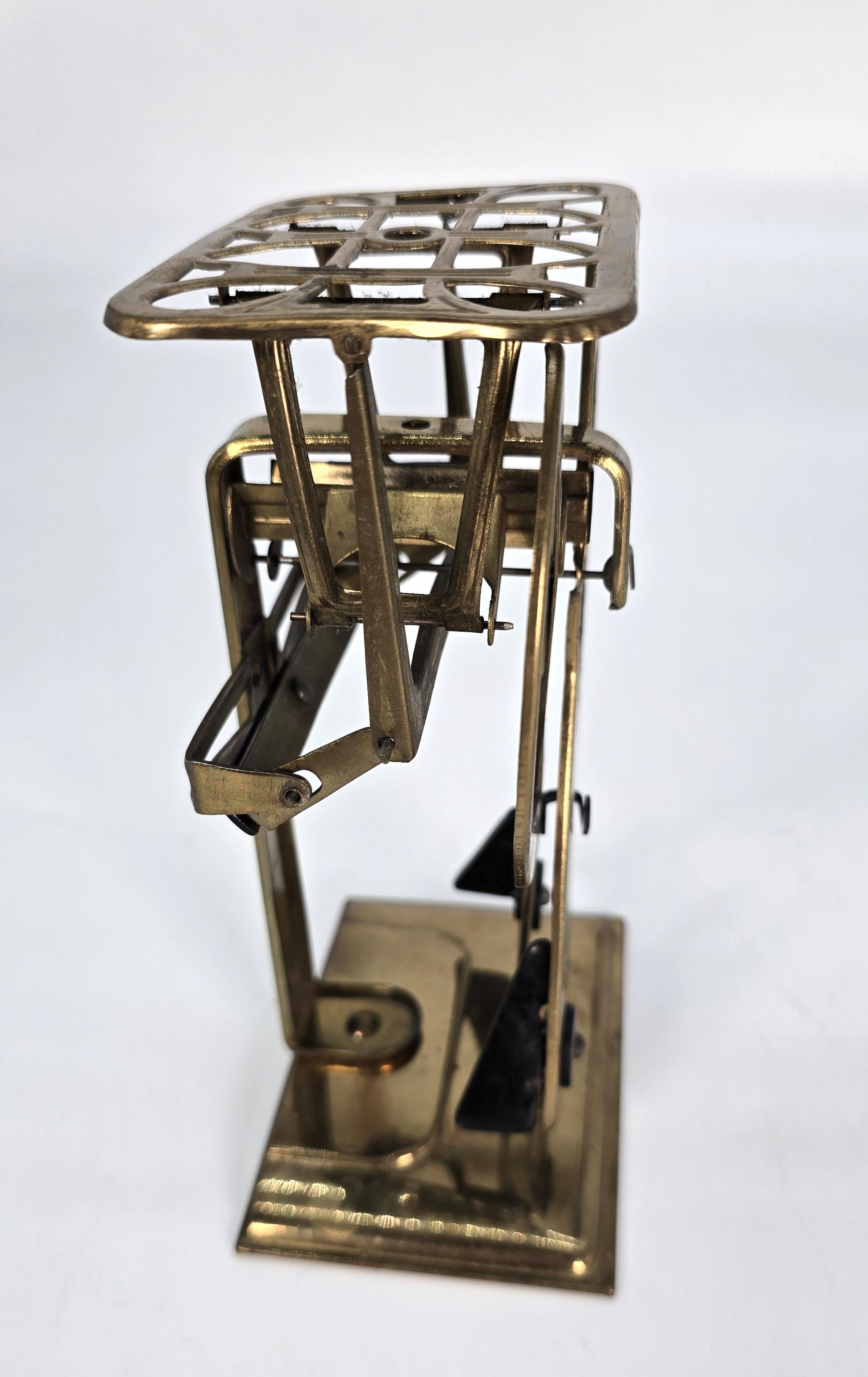 Fait à la machine Pèse-lettres en laiton du début du 20e siècle fabriqué en Tchécoslovaquie, vers 1910 en vente