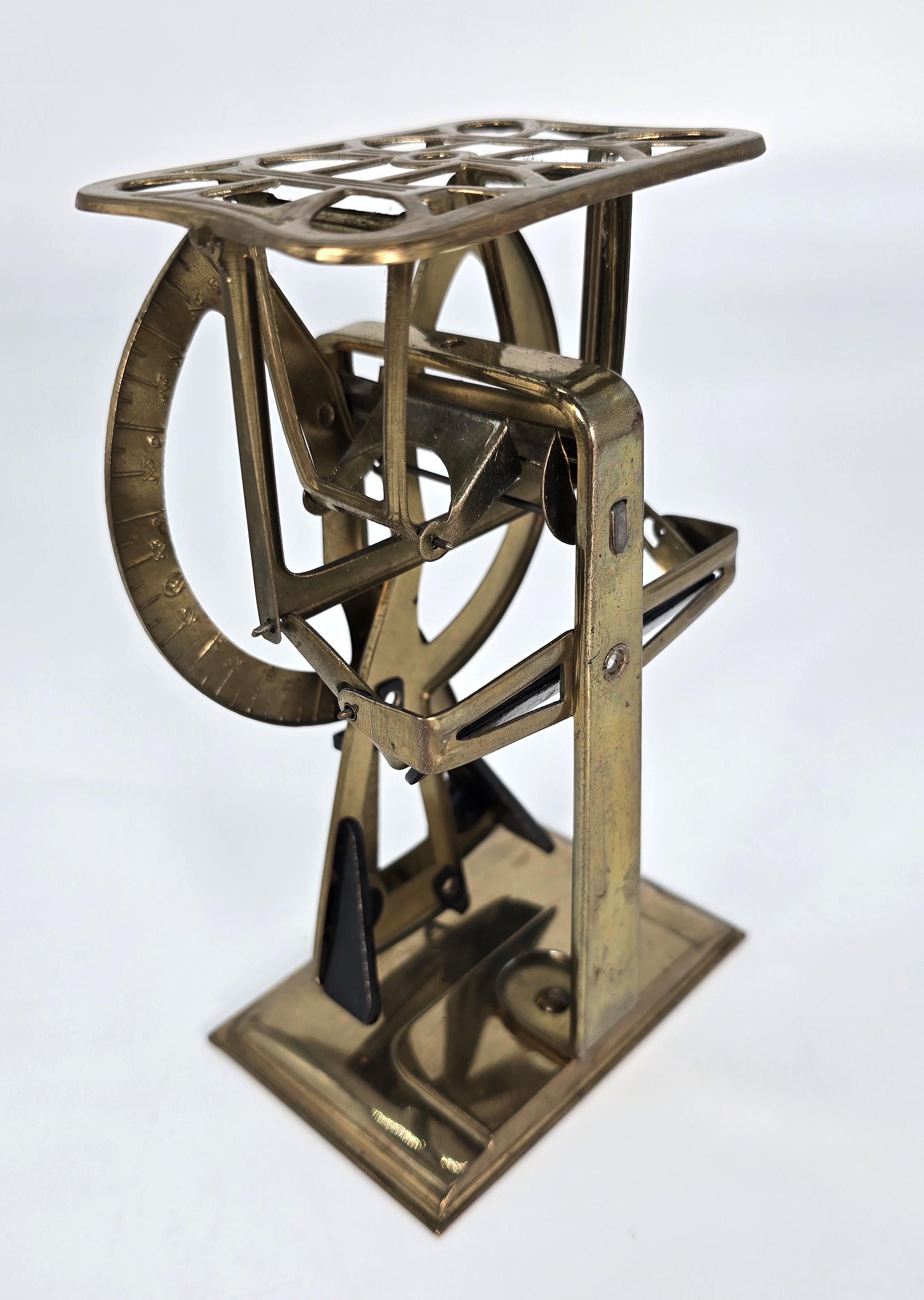 Laiton Pèse-lettres en laiton du début du 20e siècle fabriqué en Tchécoslovaquie, vers 1910 en vente