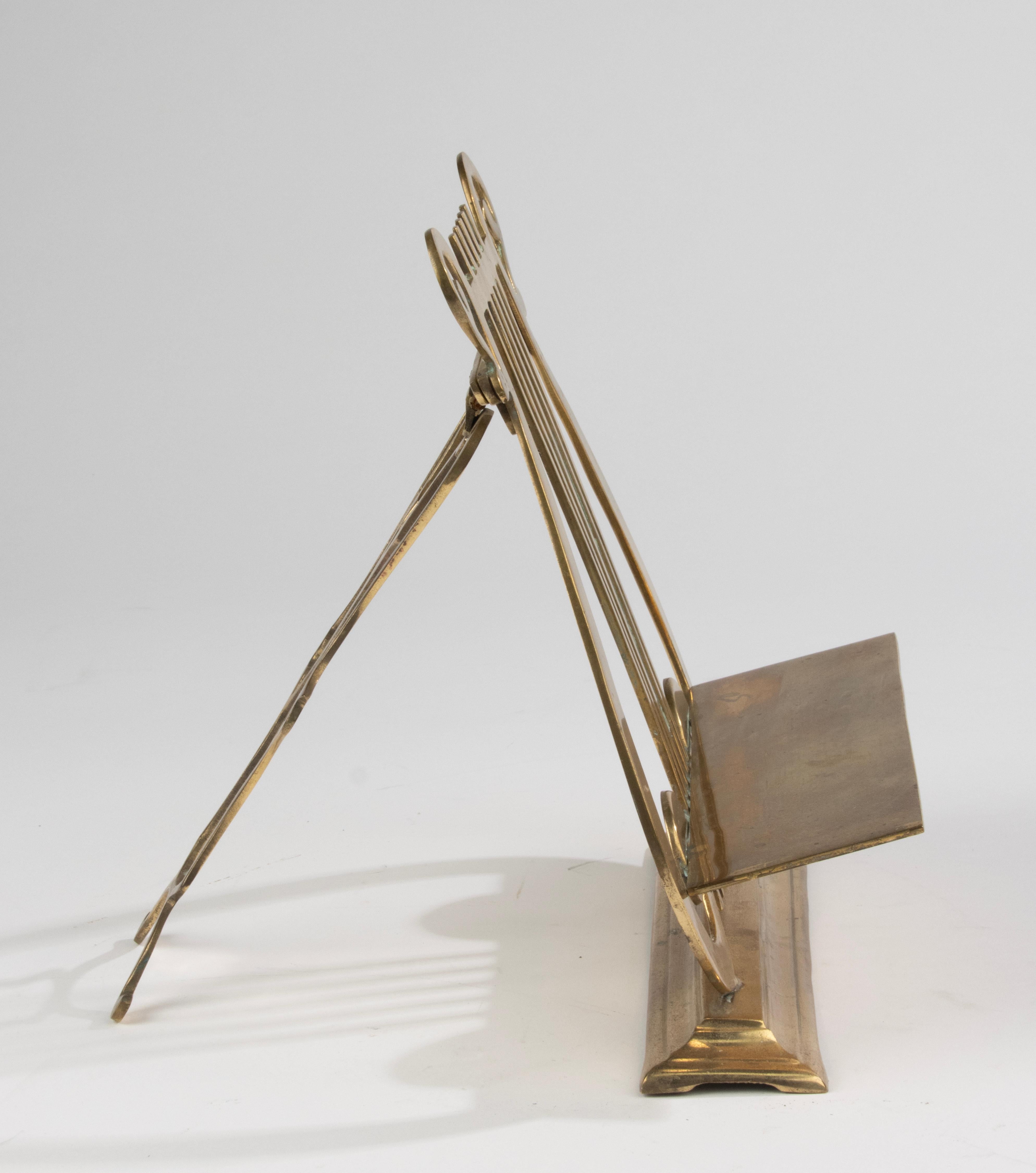 Stand pour livres et feuilles en forme de lyre en laiton du début du 20e siècle en vente 3