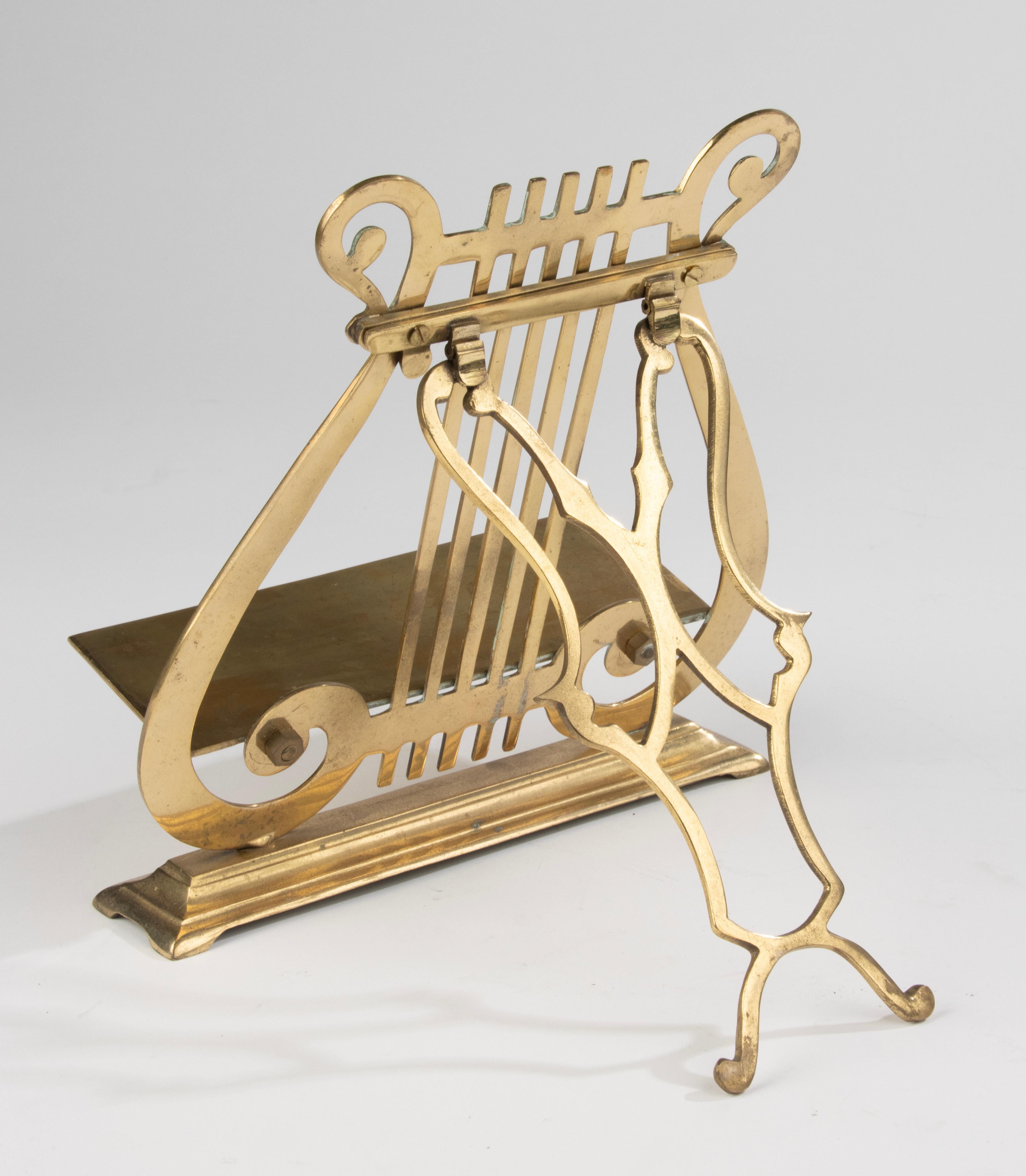 Stand pour livres et feuilles en forme de lyre en laiton du début du 20e siècle en vente 4