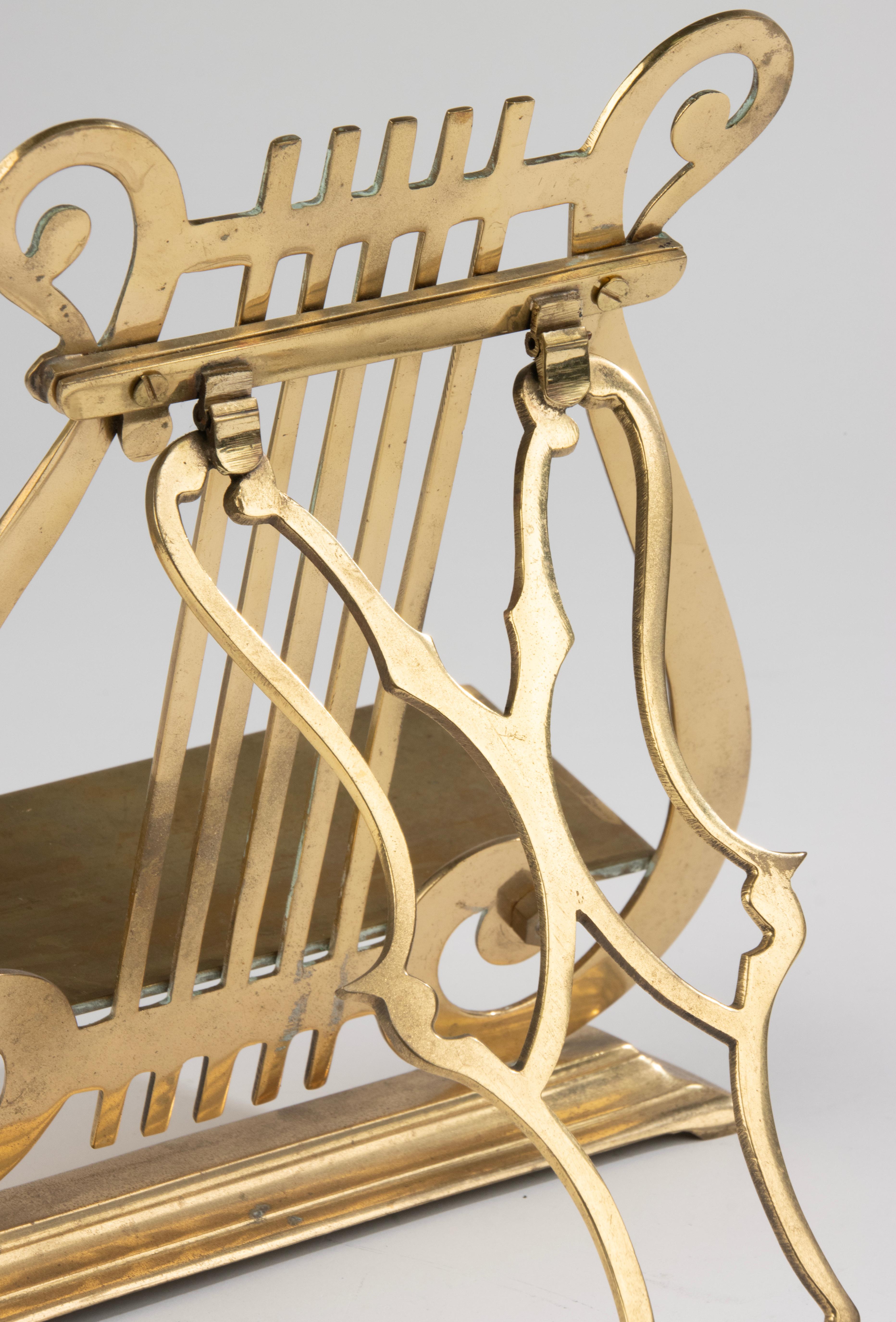 Stand pour livres et feuilles en forme de lyre en laiton du début du 20e siècle en vente 5