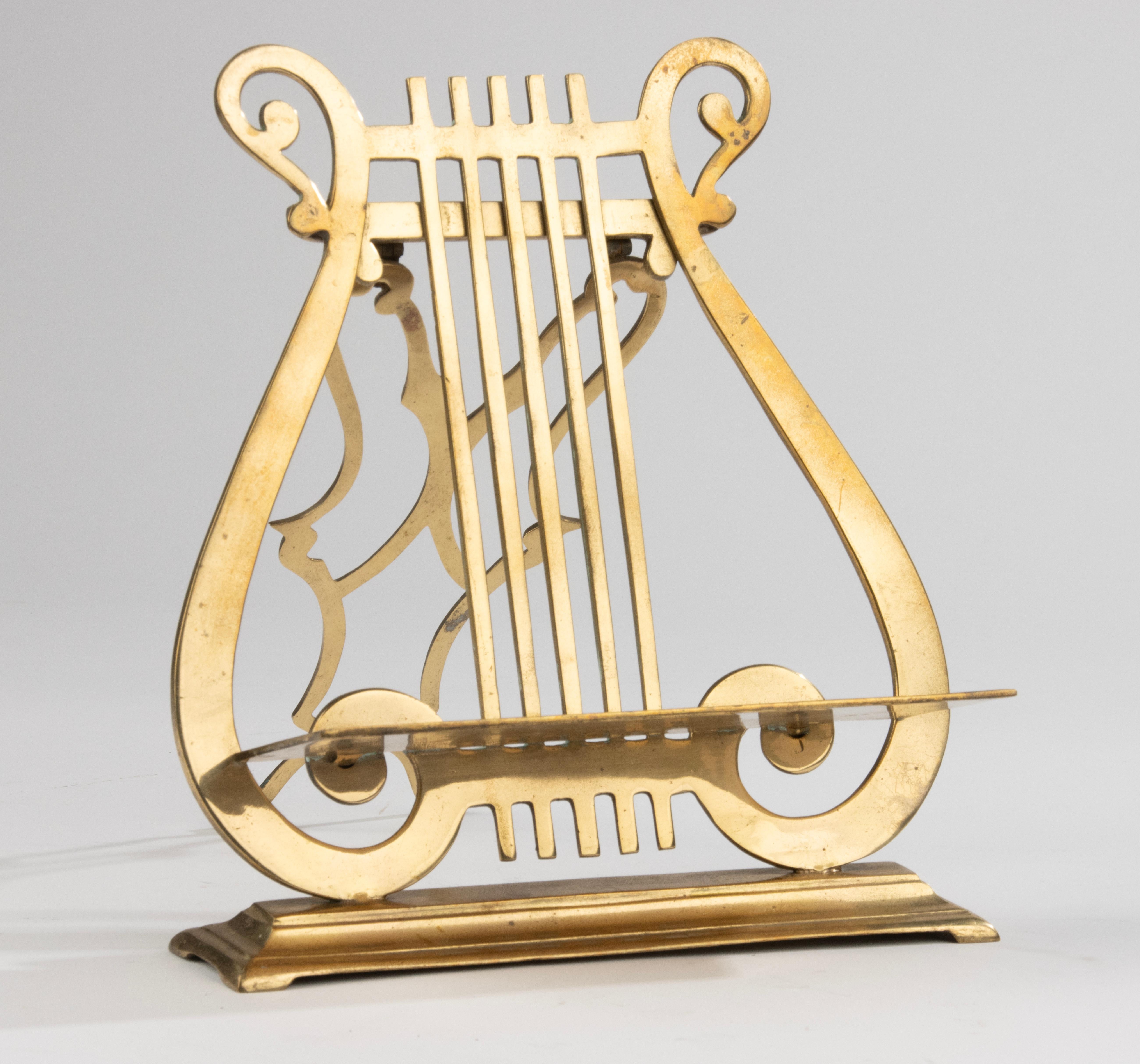 Stand pour livres et feuilles en forme de lyre en laiton du début du 20e siècle en vente 6