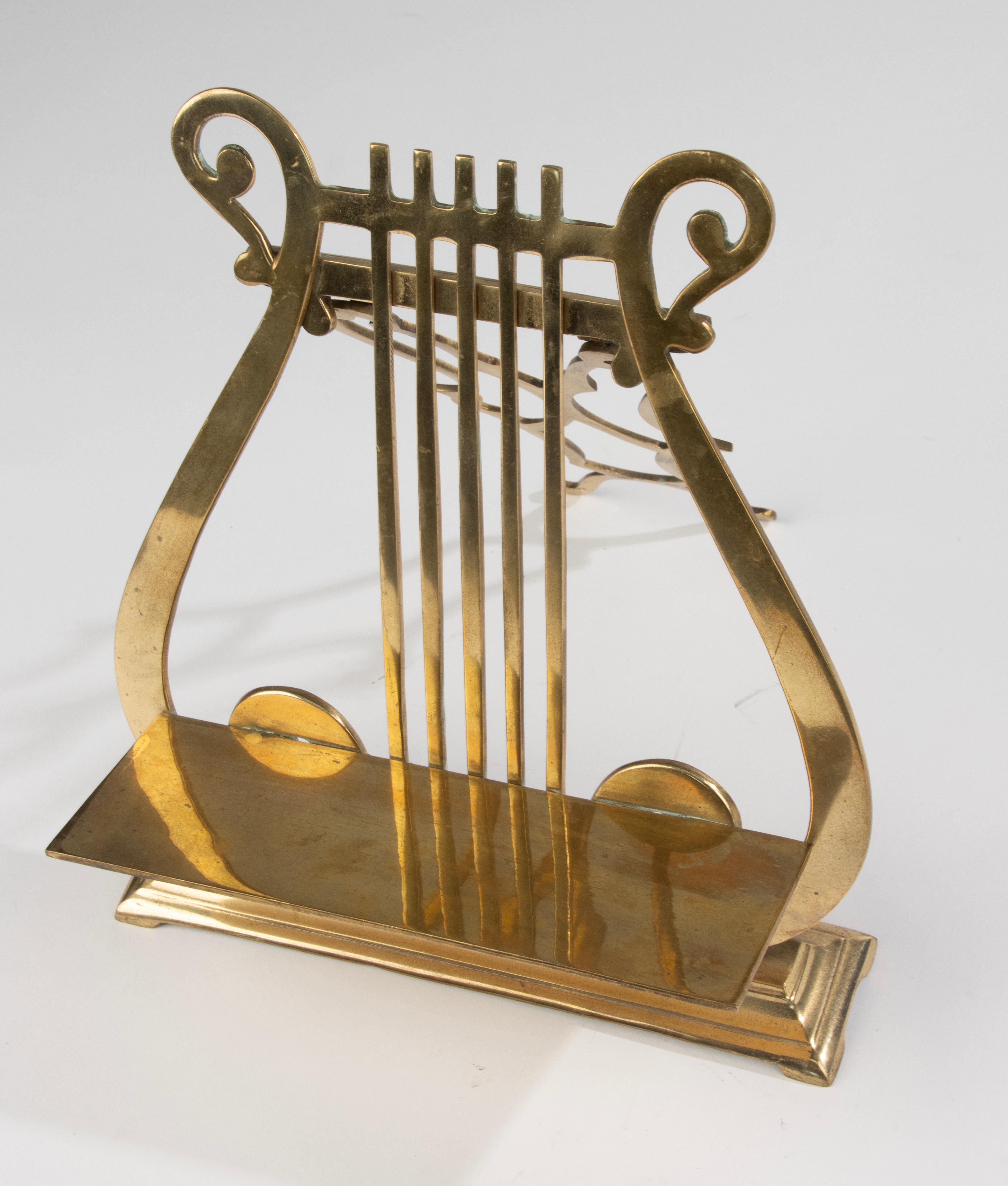 Stand pour livres et feuilles en forme de lyre en laiton du début du 20e siècle en vente 7