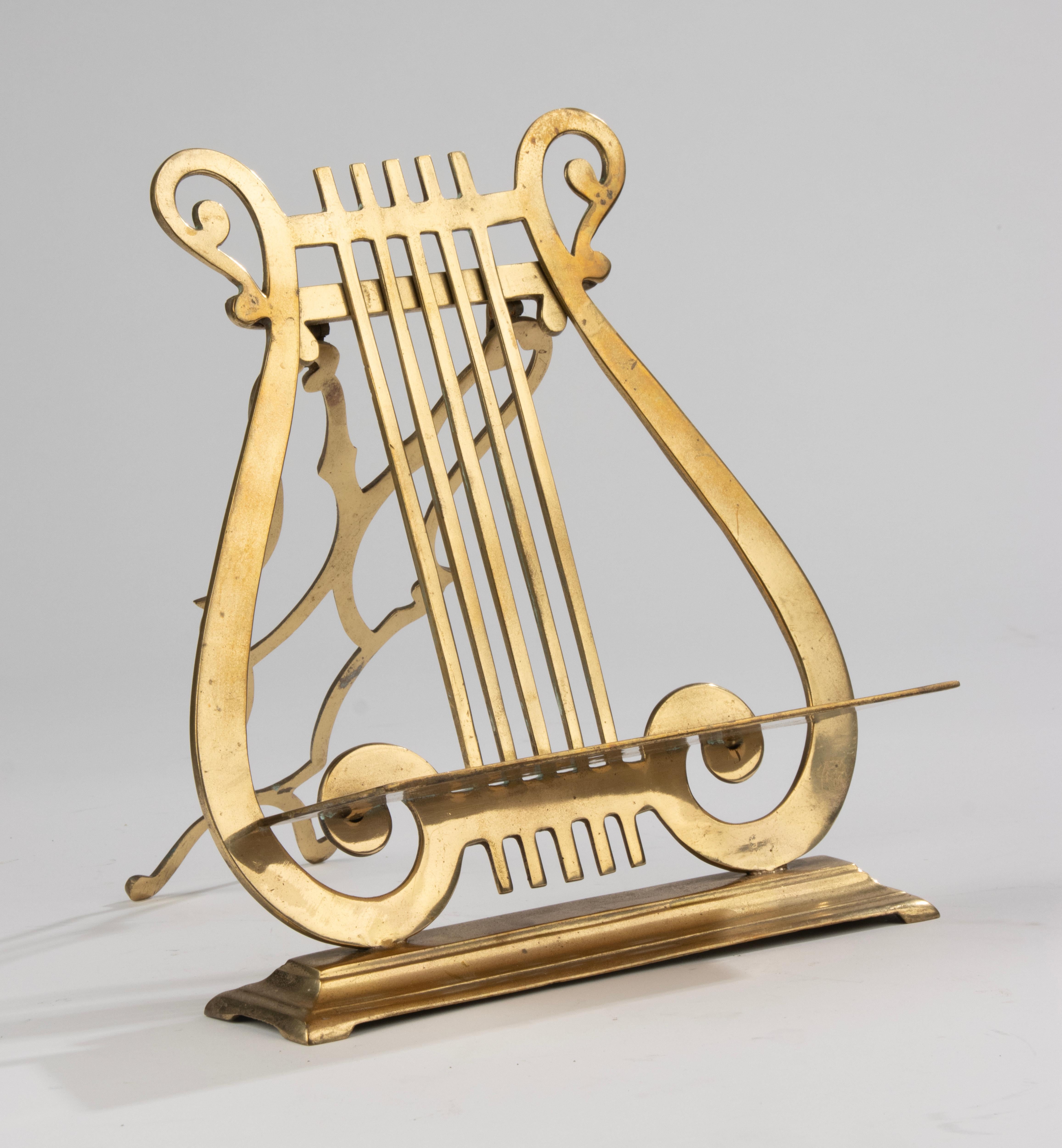 Stand pour livres et feuilles en forme de lyre en laiton du début du 20e siècle en vente 8