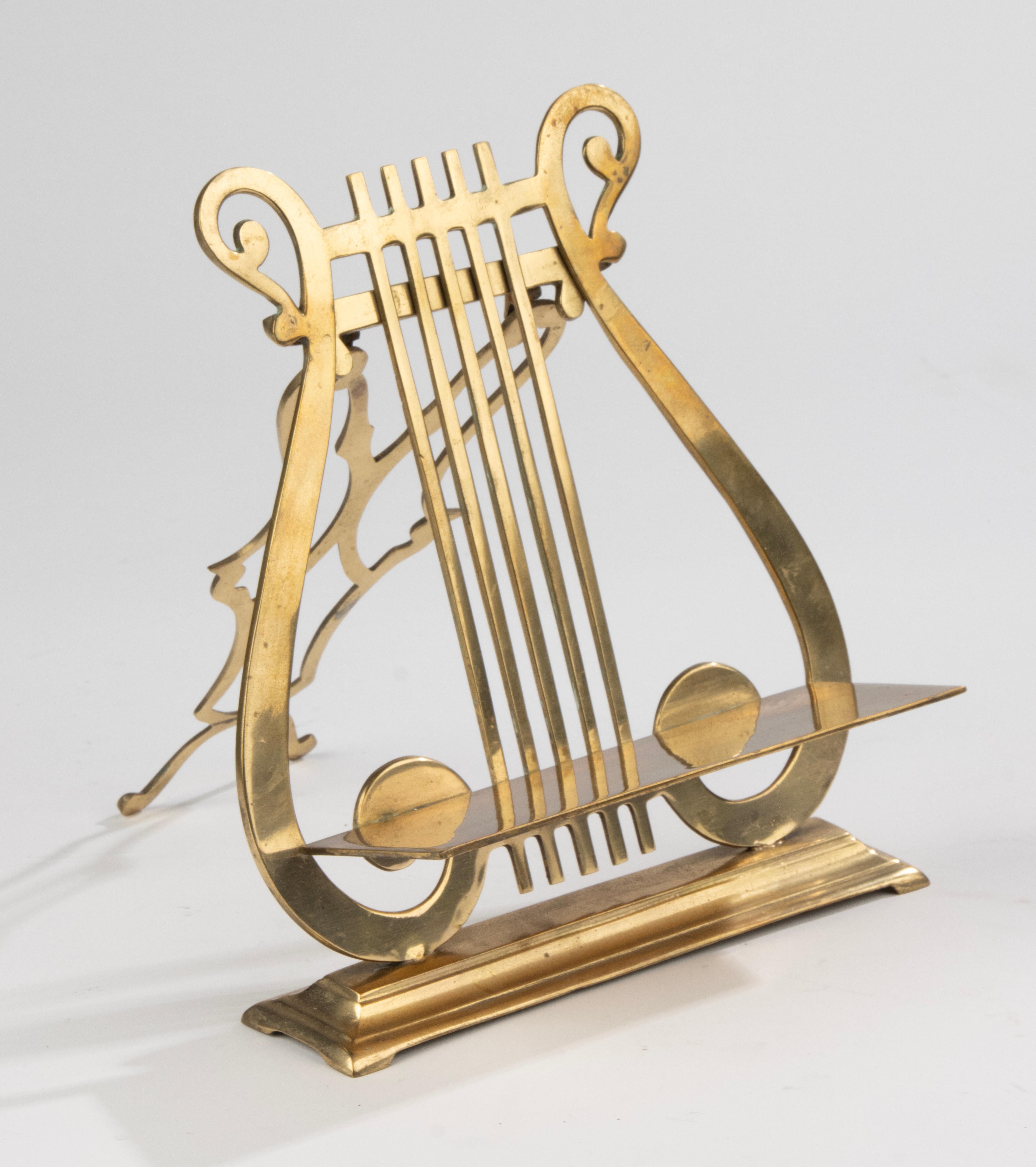 Un beau pupitre ancien, en laiton. Il s'agit d'un modèle de table, élégant et peu volumineux. Probablement fabriqué en Belgique, vers 1940.
Le support est solide et stable. Un peu d'usure de la couleur, en haut à droite.

Dimensions : 23 x 22 cm et