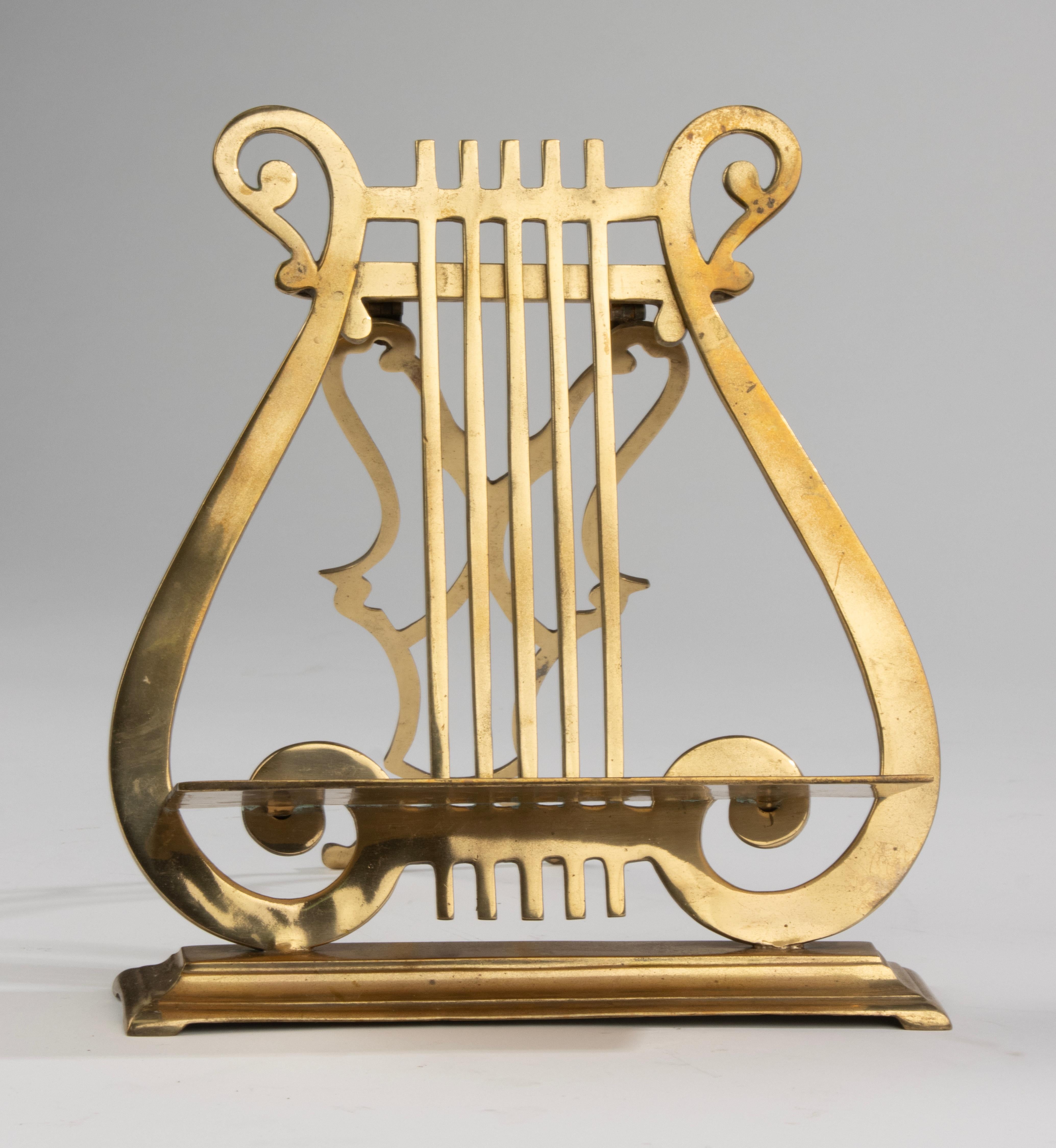 Belge Stand pour livres et feuilles en forme de lyre en laiton du début du 20e siècle en vente