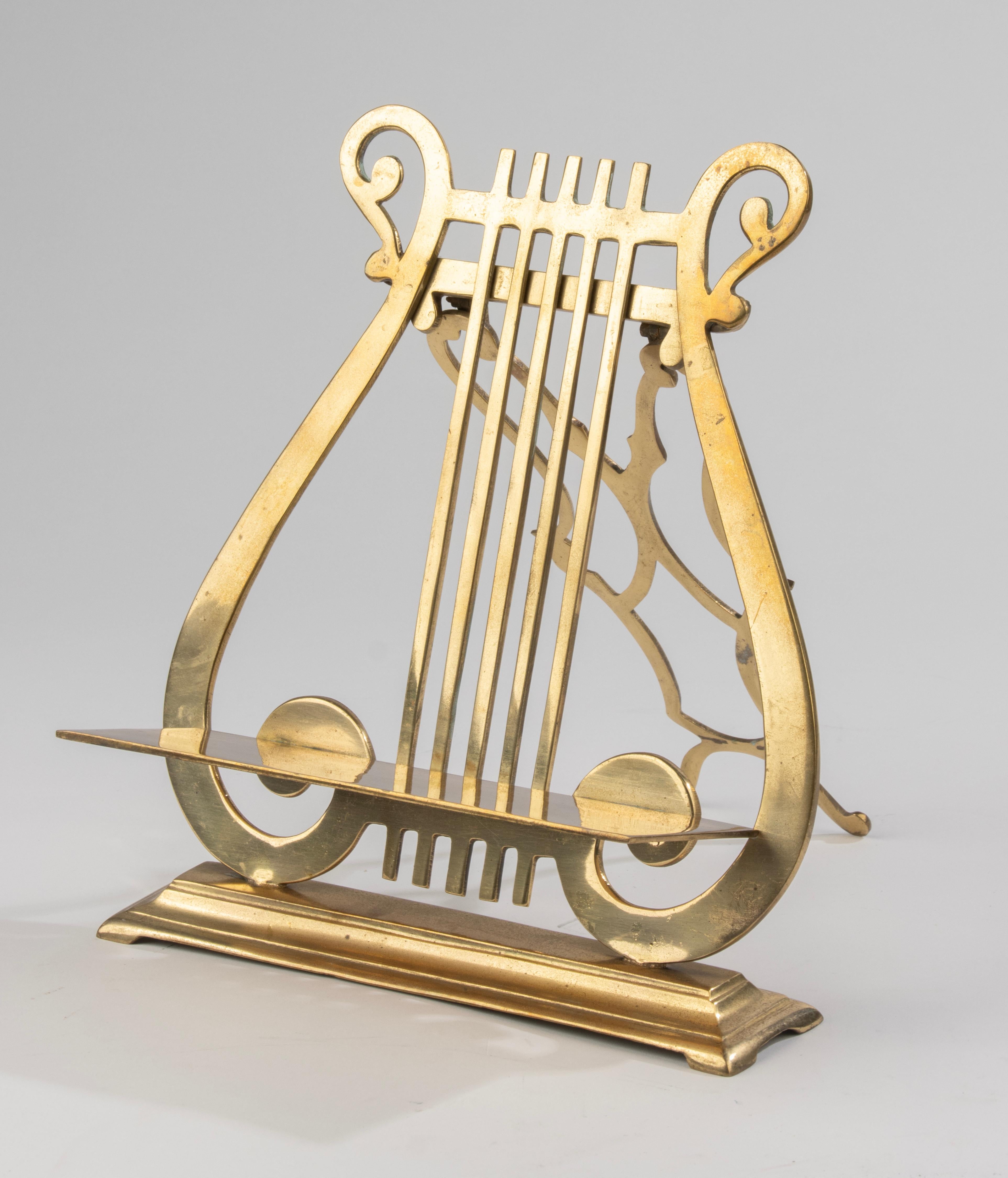 Milieu du XXe siècle Stand pour livres et feuilles en forme de lyre en laiton du début du 20e siècle en vente