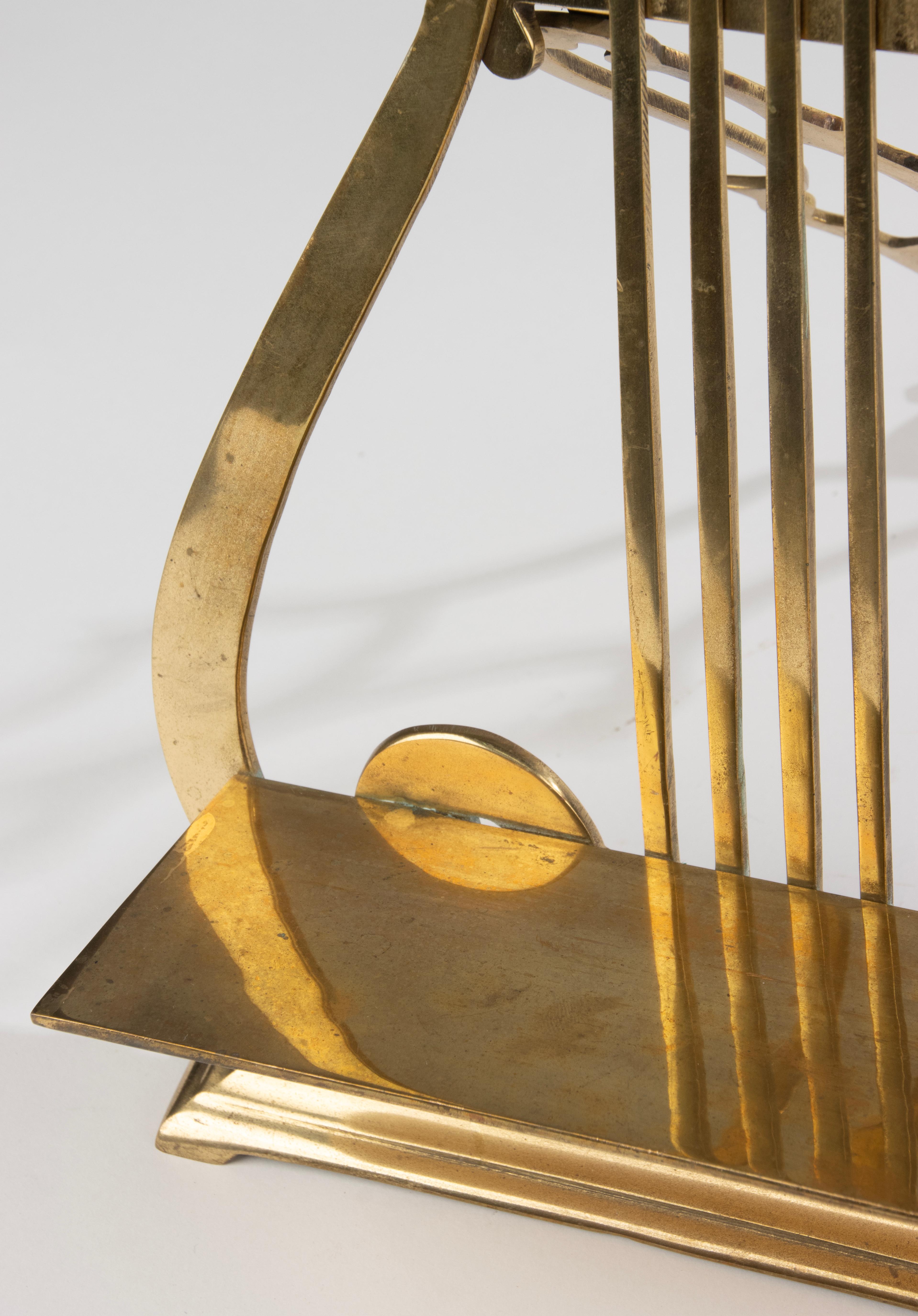 Laiton Stand pour livres et feuilles en forme de lyre en laiton du début du 20e siècle en vente