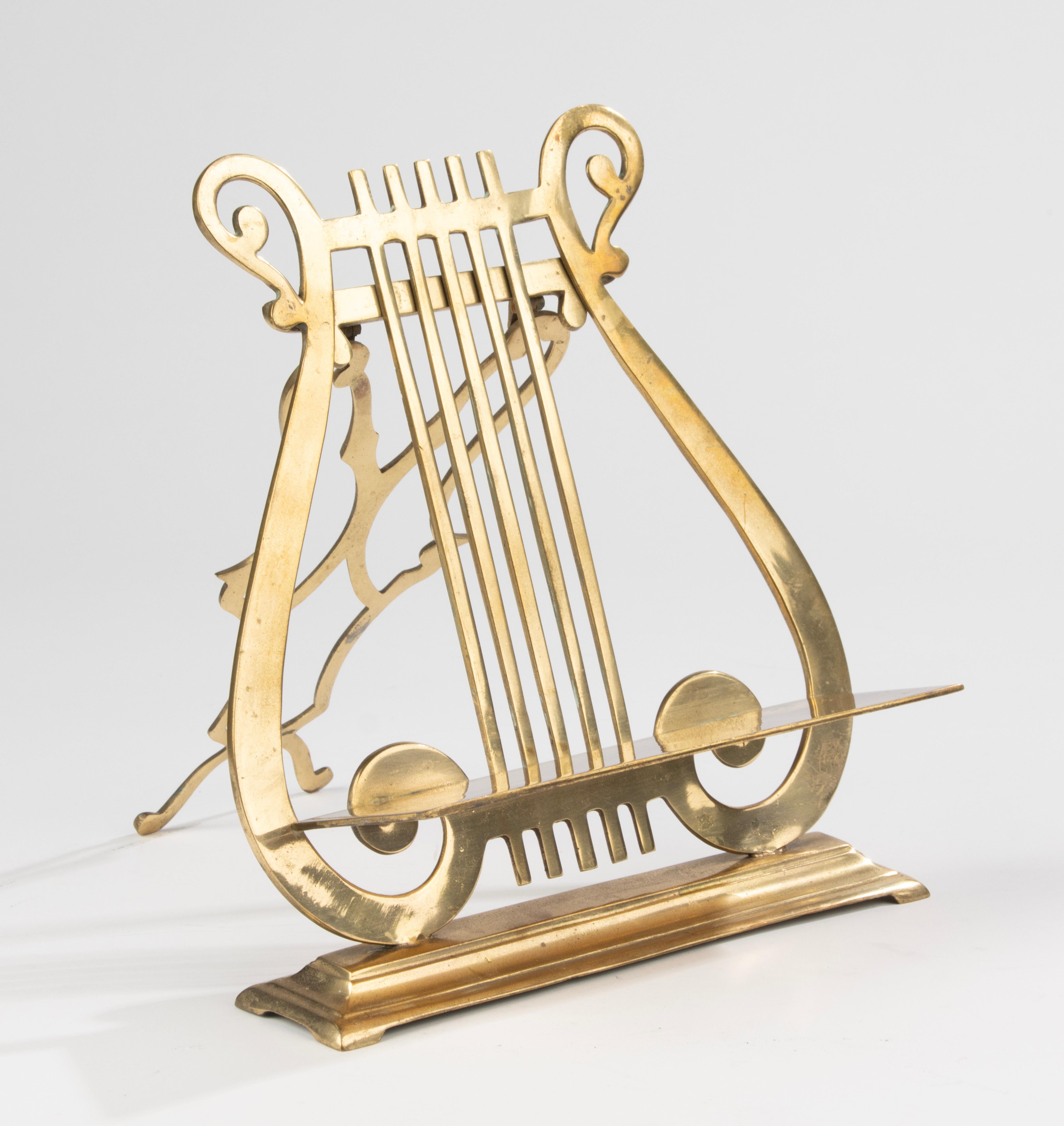 Stand pour livres et feuilles en forme de lyre en laiton du début du 20e siècle en vente 1
