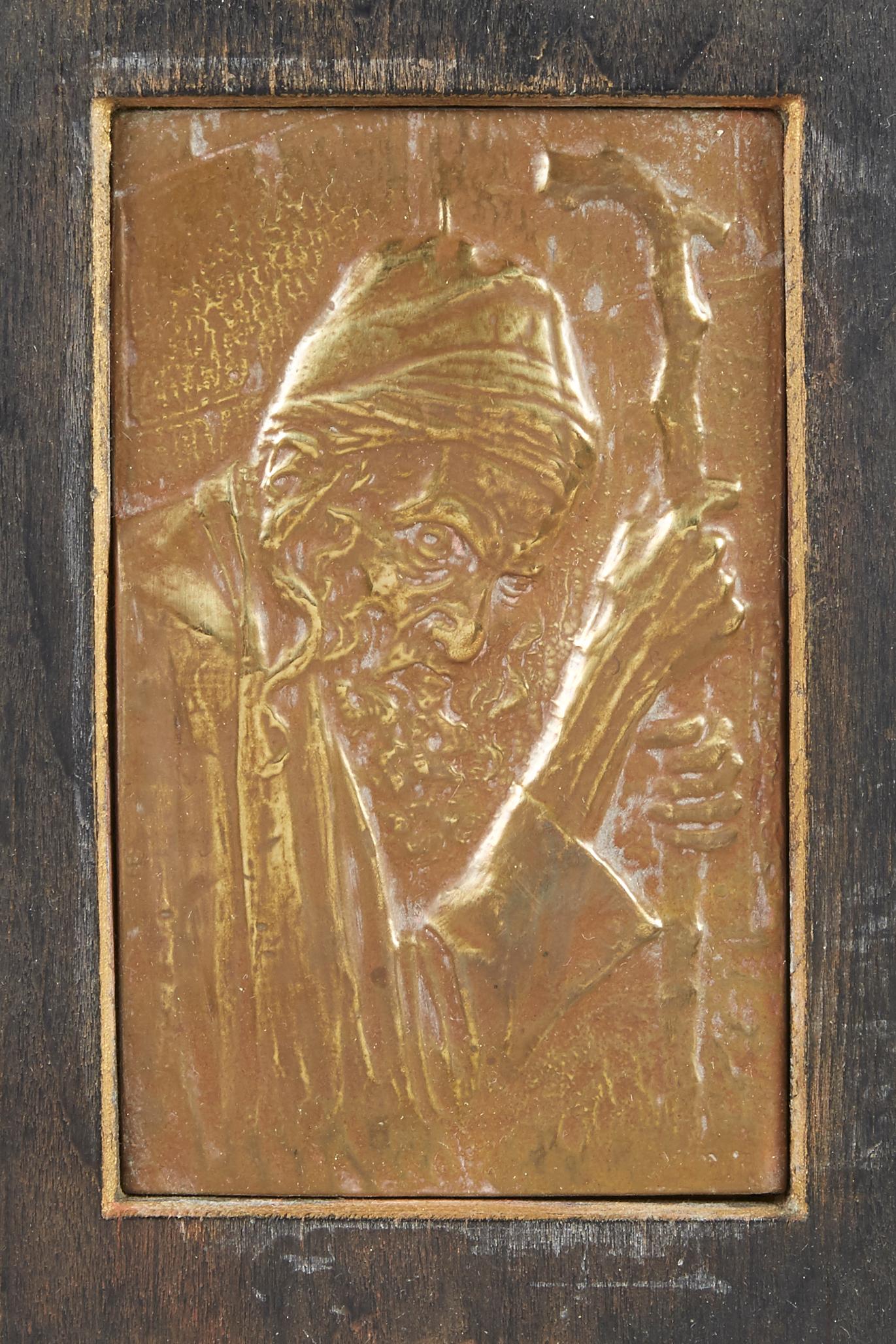 Plaque en laiton de Bezalel représentant un ancien juif près du Mur occidental, fabriquée à Jérusalem, vers 1920, portant une petite étiquette en métal gravée 