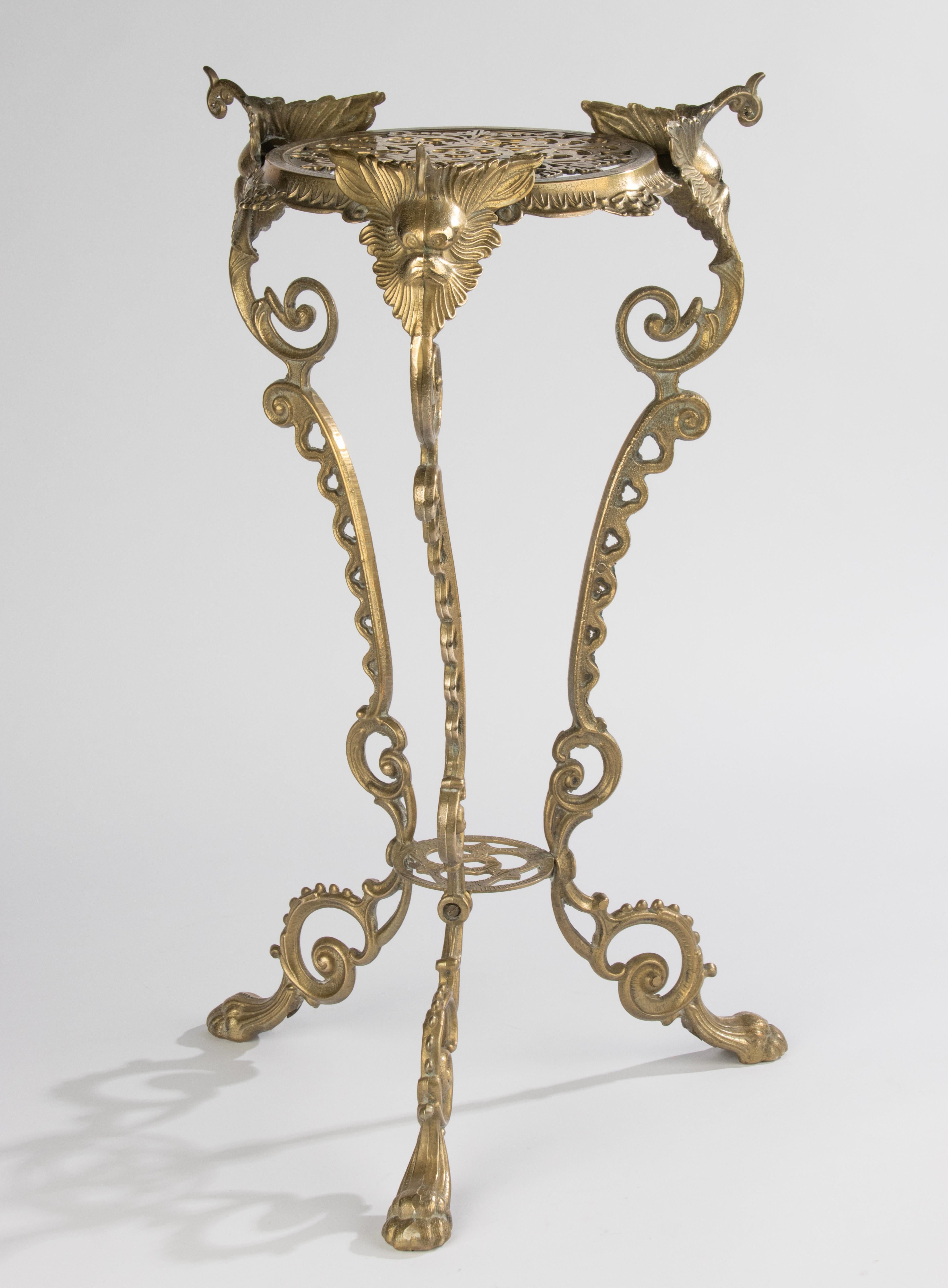 Une belle table d'appoint ou table à plantes vintage, en laiton.
Richement décorée de toutes sortes d'ornements bouclés.
La table est en bon état. Il est solide et stable.
Belle patine ancienne.
Dimensions : 56 cm de haut et Ø28 cm : 56 cm de haut