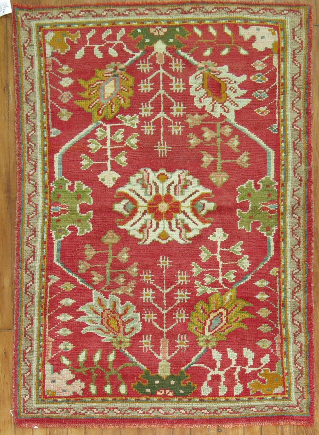 Antiker türkischer Oushak-Teppich des frühen 20. Jahrhunderts in Hell Rot, Rot und Grün (Türkisch) im Angebot