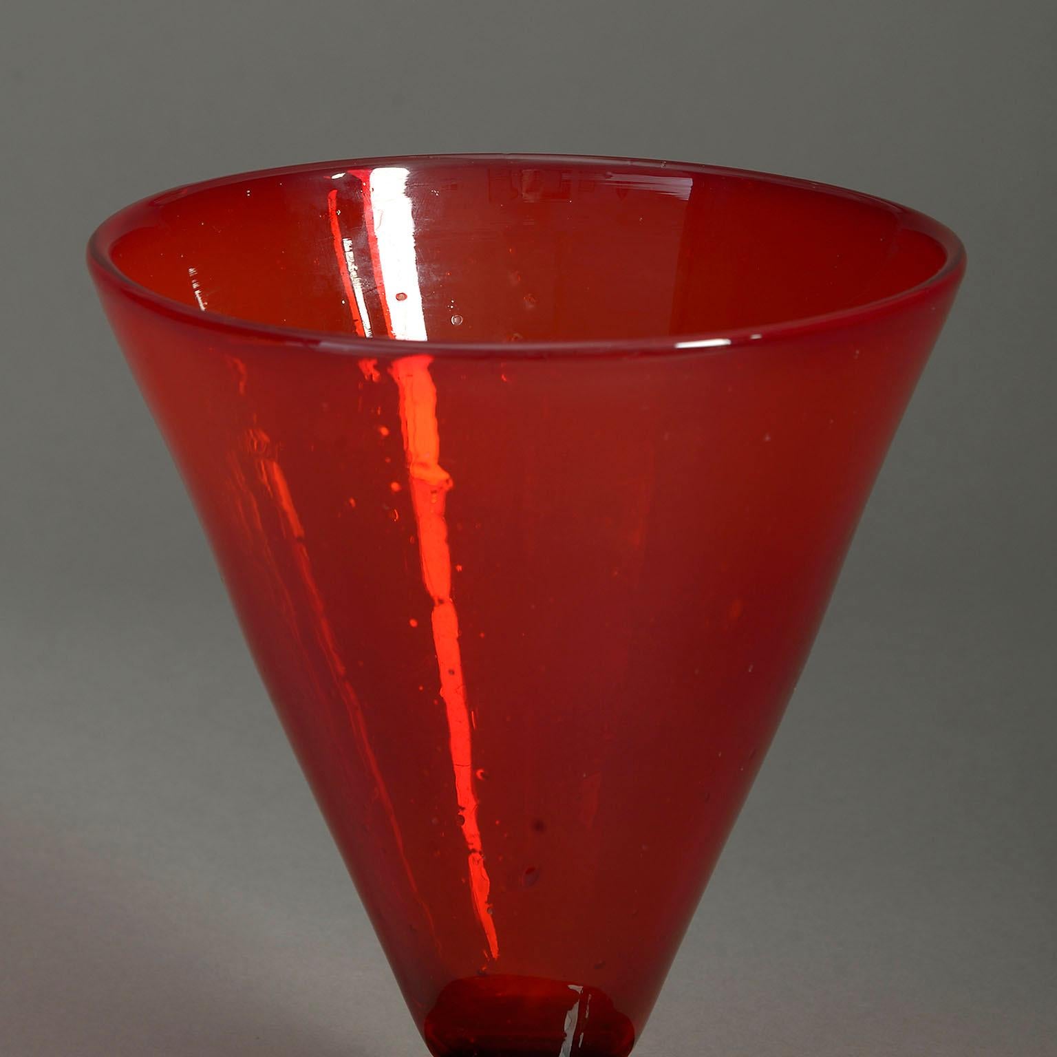 Brillantrote Glasvase aus dem frühen 20. Jahrhundert, konisch geformt, mit rundem Fuß.

