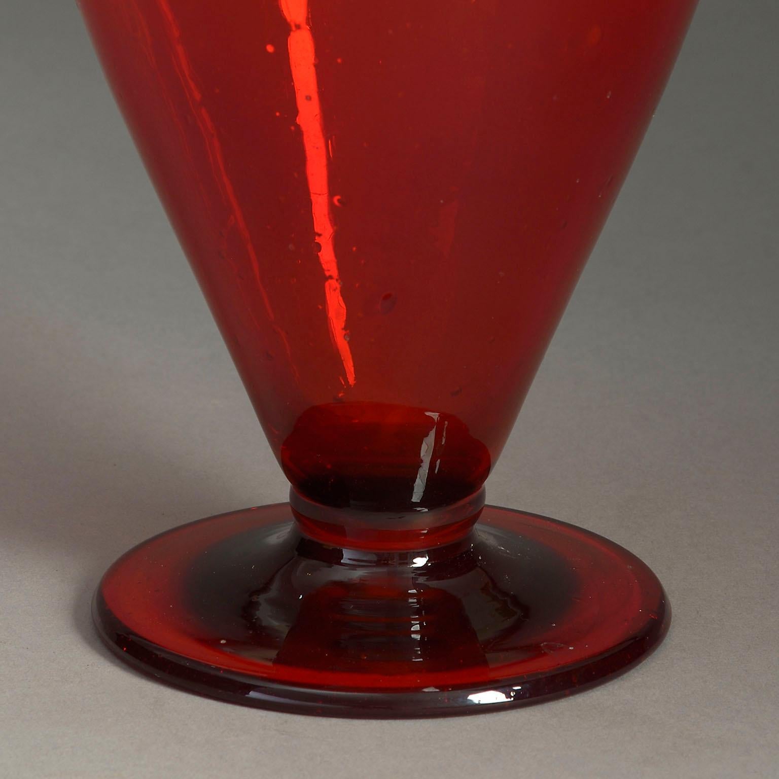 Brillantrote Glasvase aus dem frühen 20. Jahrhundert (Moderne) im Angebot