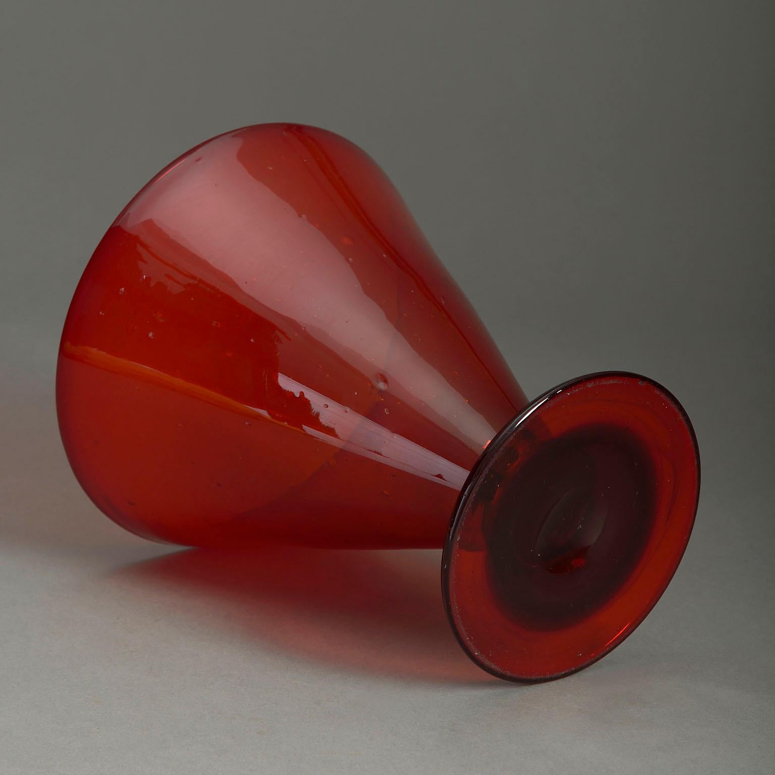 Français Vase en verre rouge brillant du début du XXe siècle en vente
