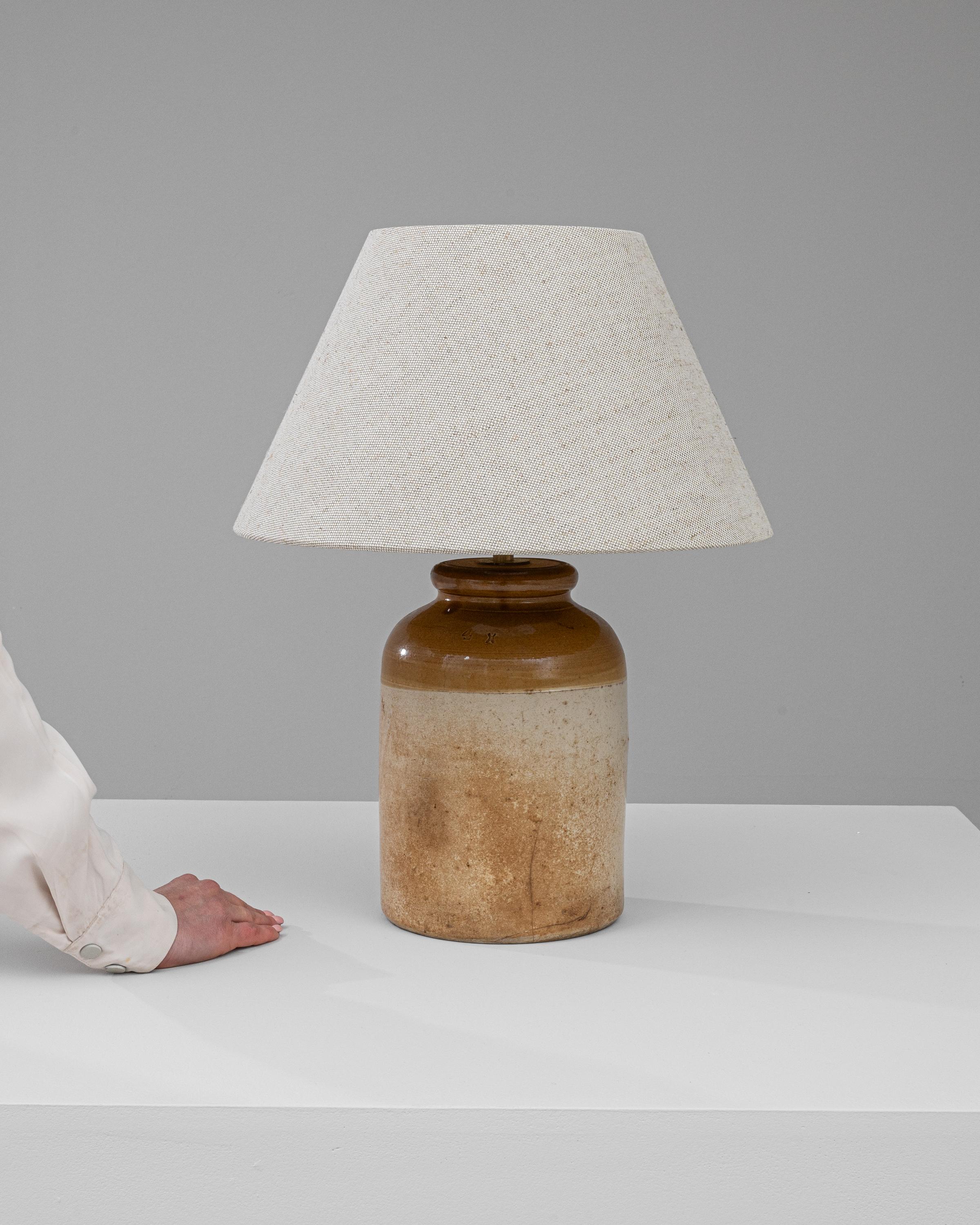 Découvrez le charme du passé avec cette lampe de table en céramique britannique du début du XXe siècle. Fabriquée avec la finesse des artisans d'antan, cette lampe est dotée d'une base robuste en céramique bicolore qui évoque les riches tons de