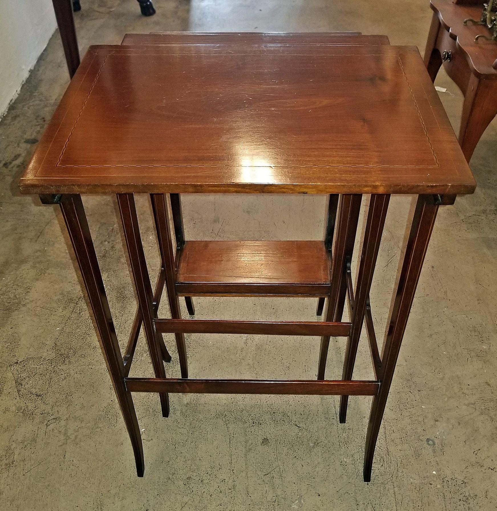 Lovely early 20th centurty British nest of 3 graduating mahogany and inlaid tables

Set of 3 nest of tables……each one smaller than the other so that they fit away as one.

Inlaid with satinwood stringing and made of glorious red