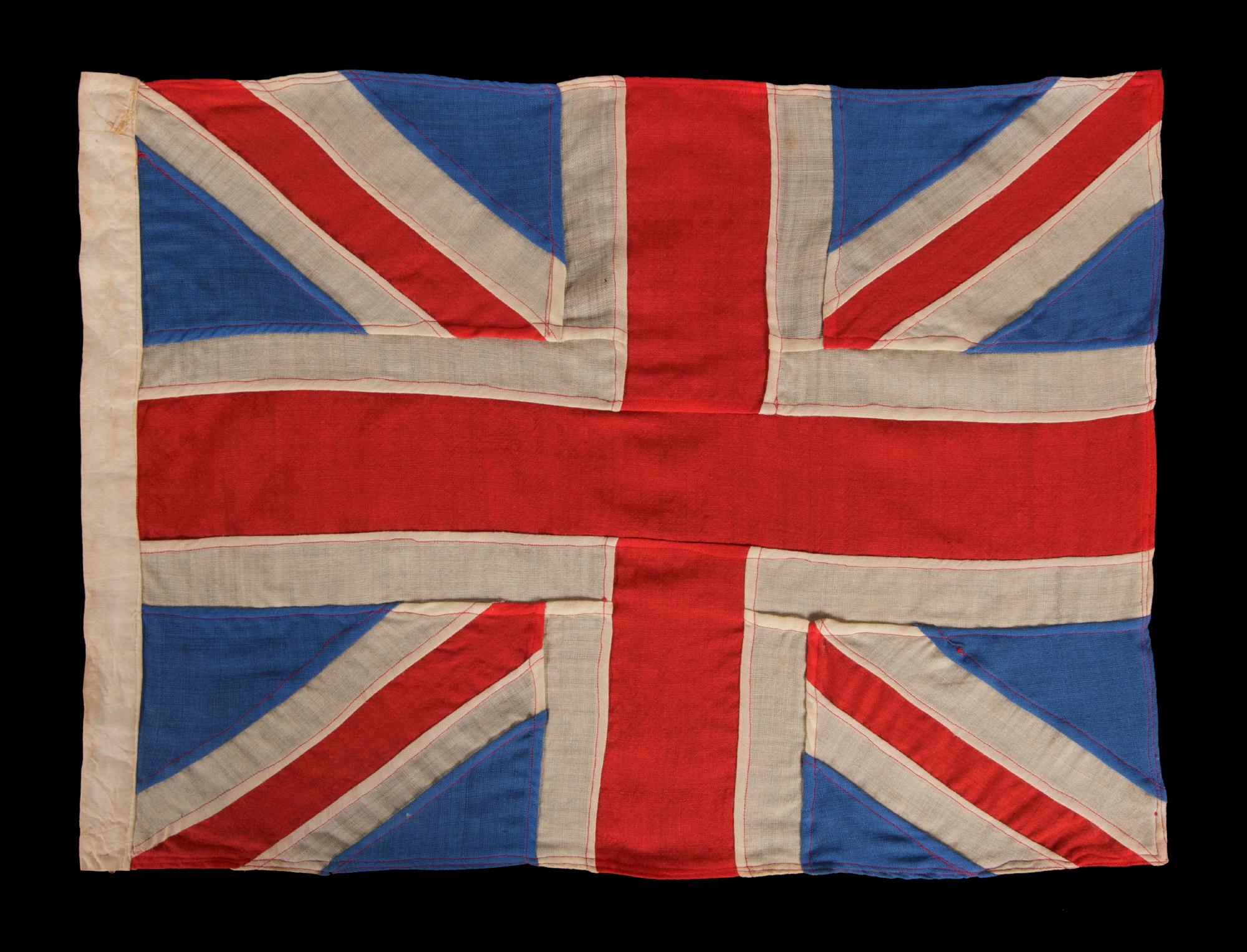 DRAPEAU DE L'UNION BRITANNIQUE DU DÉBUT DU 20E SIÈCLE, AUX COULEURS BLEU COBALT BRILLANTES ET INHABITUELLES, ET AU STYLE SIMPLIFIÉ ET FOLKLORIQUE, AVEC DES PROPORTIONS INCORRECTES DANS LES CROIX DE ST. ANDREW & SAINT PATRICK, vers