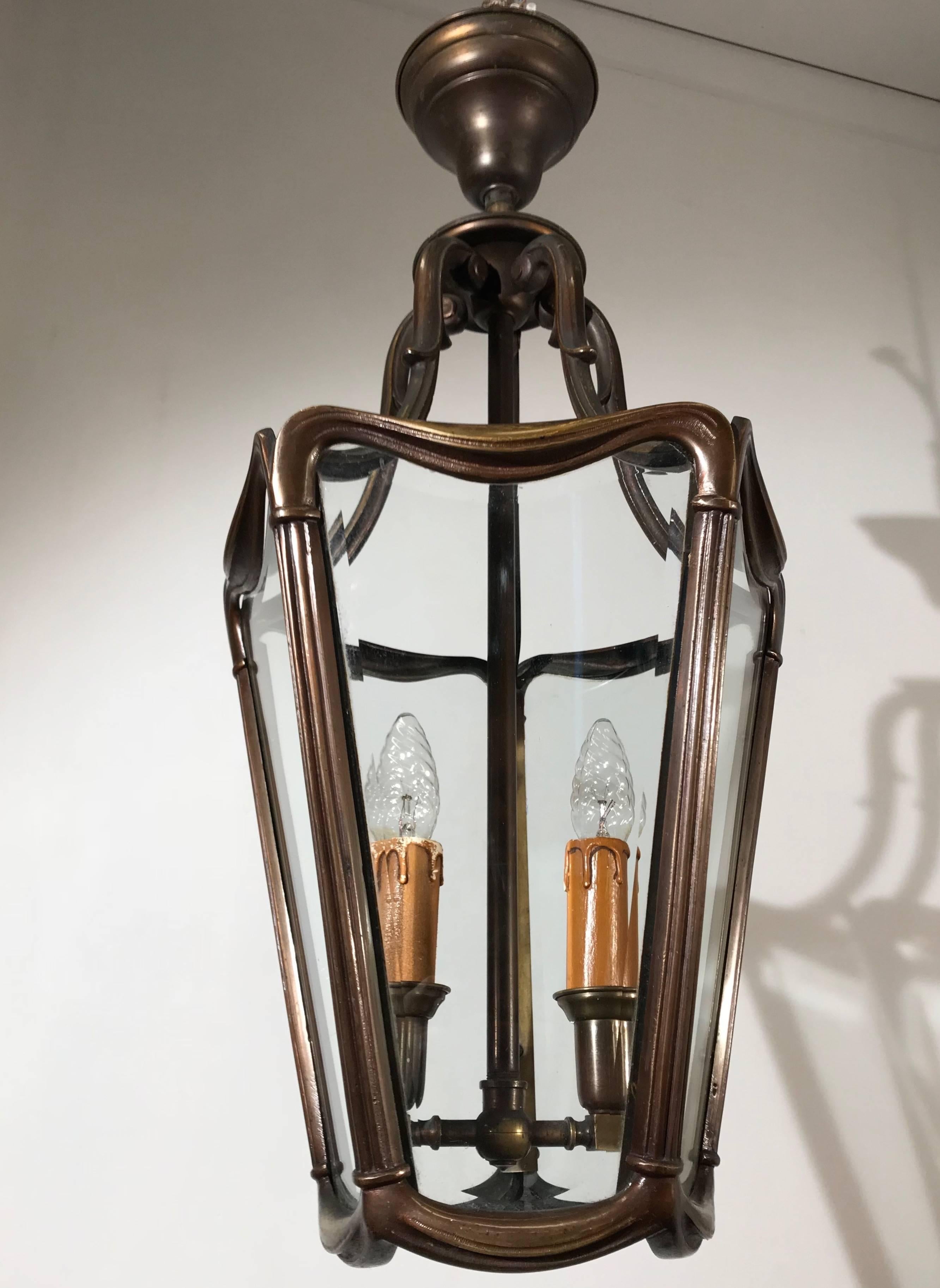 Arts and Crafts Début du 20TH CENTURY DESIGN LIGHT Lanterne suspendue en bronze et verre biseauté en vente