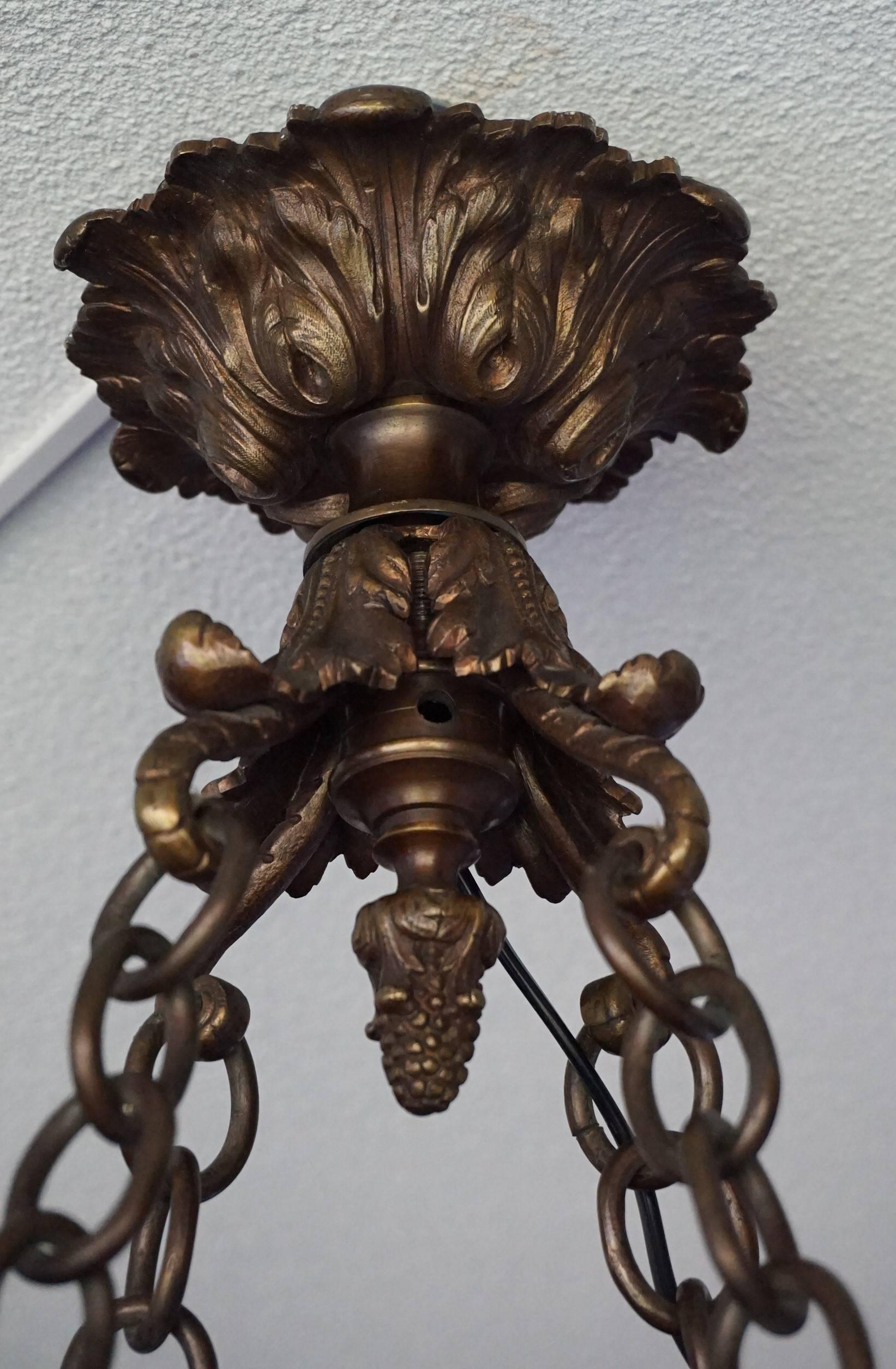 Atemberaubende frühen 1900er Bronze und Alabaster Vier-Licht-Kronleuchter mit Kandelaber (Europäisch) im Angebot